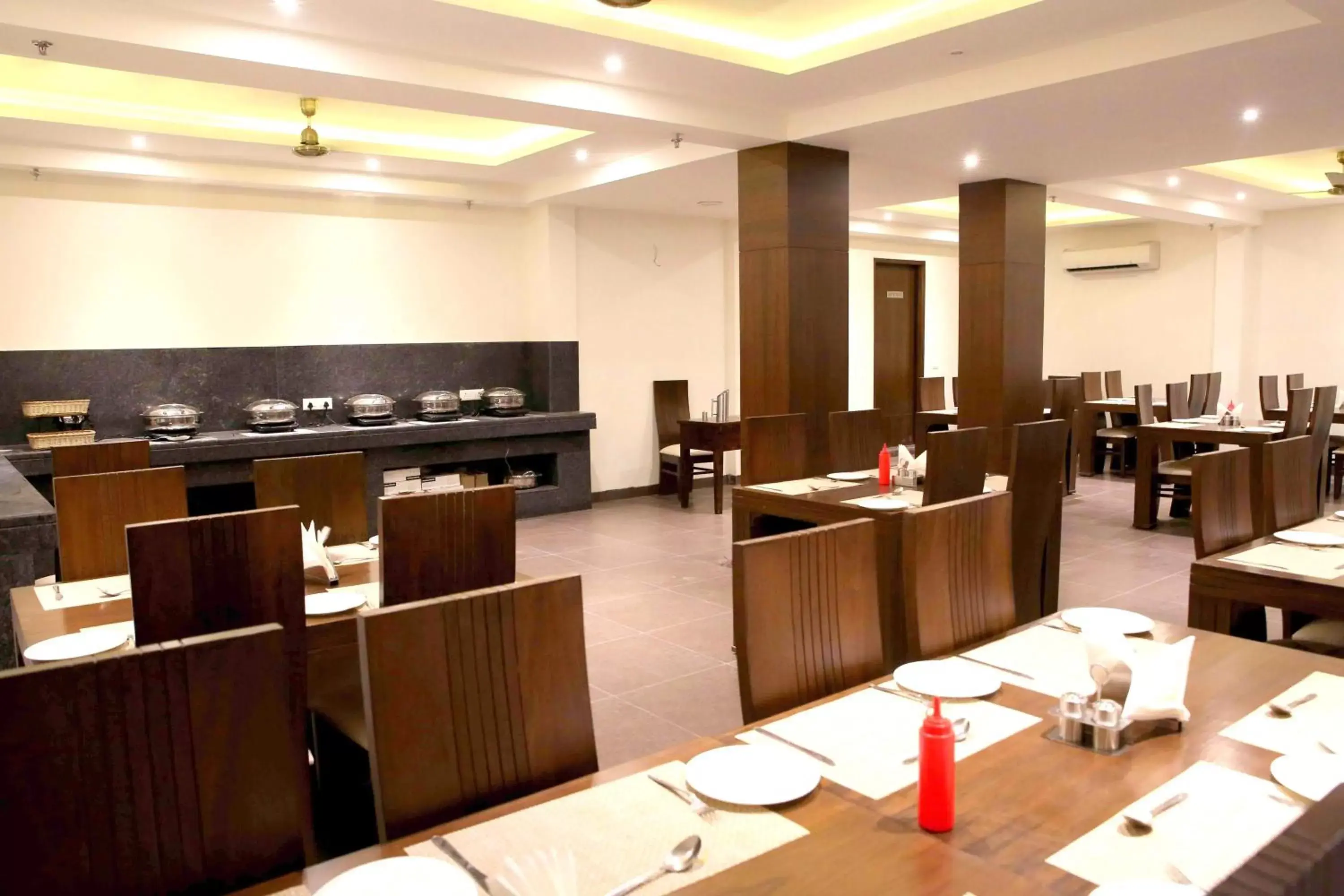 Meals, Restaurant/Places to Eat in Hotel Taj Villa- Agra