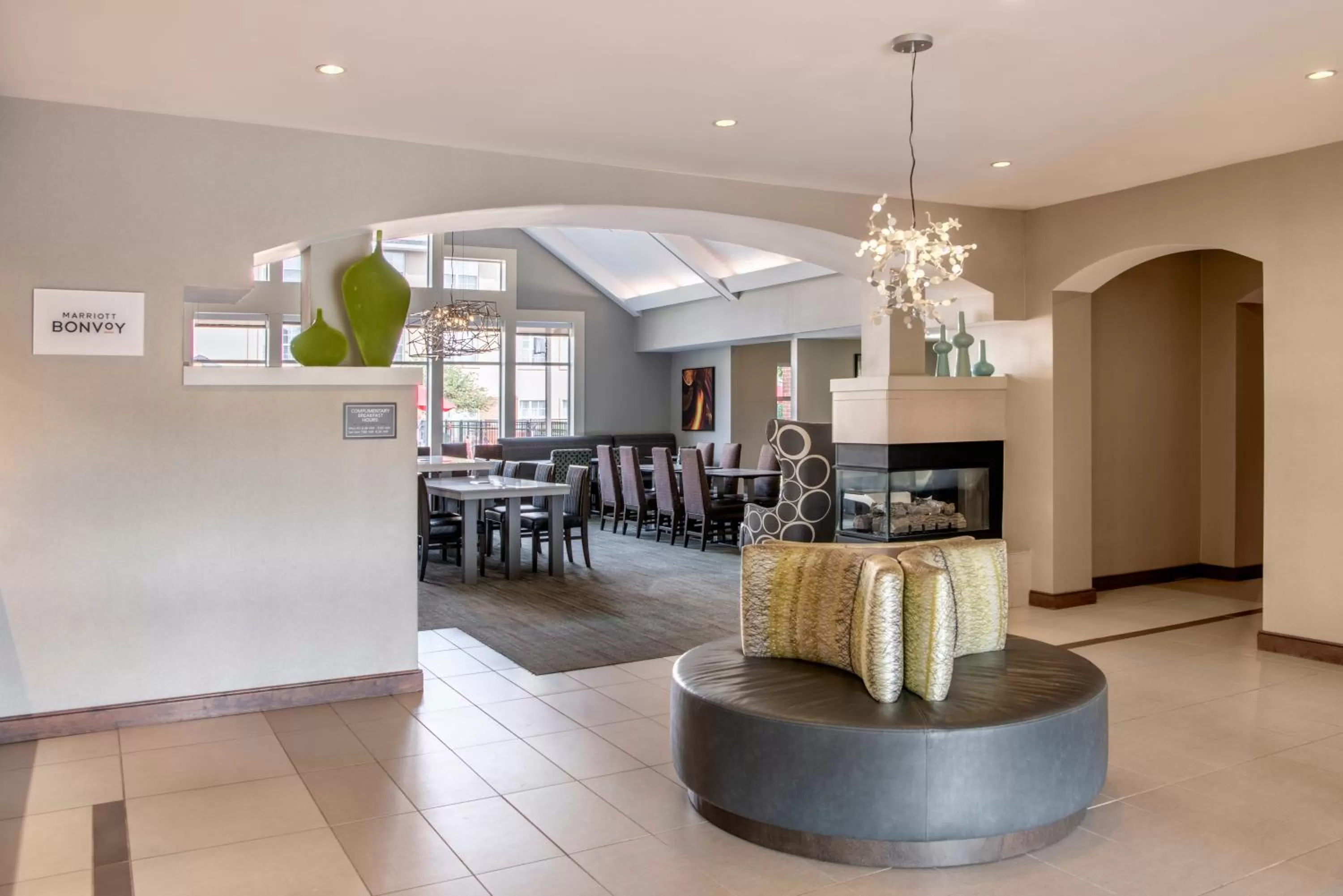 Dining area in Residence Inn Cincinnati Airport