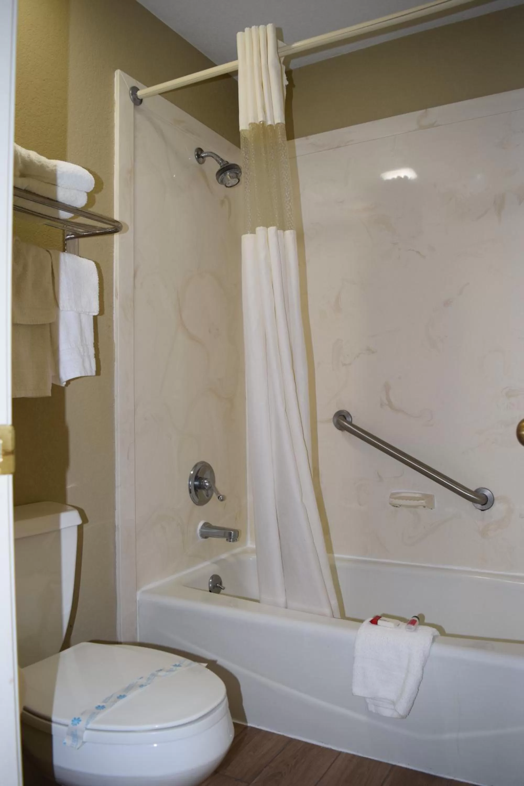 Toilet in Super 8 by Wyndham Paragould