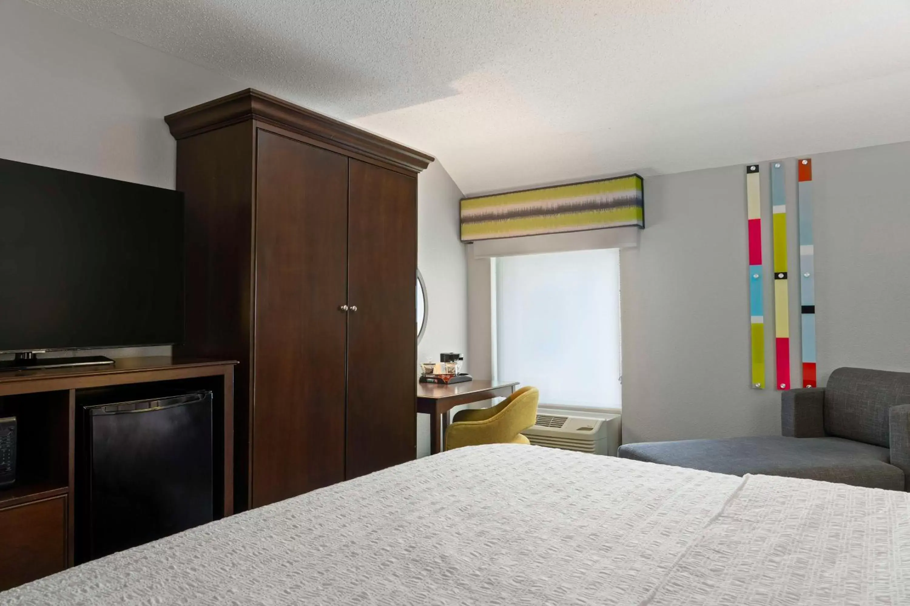 Bedroom, Bed in Hampton Inn & Suites Newport News-Airport - Oyster Point Area Bedroom, Bed in Hampton Inn & Suites Newport News-Airport - Oyster Point Area