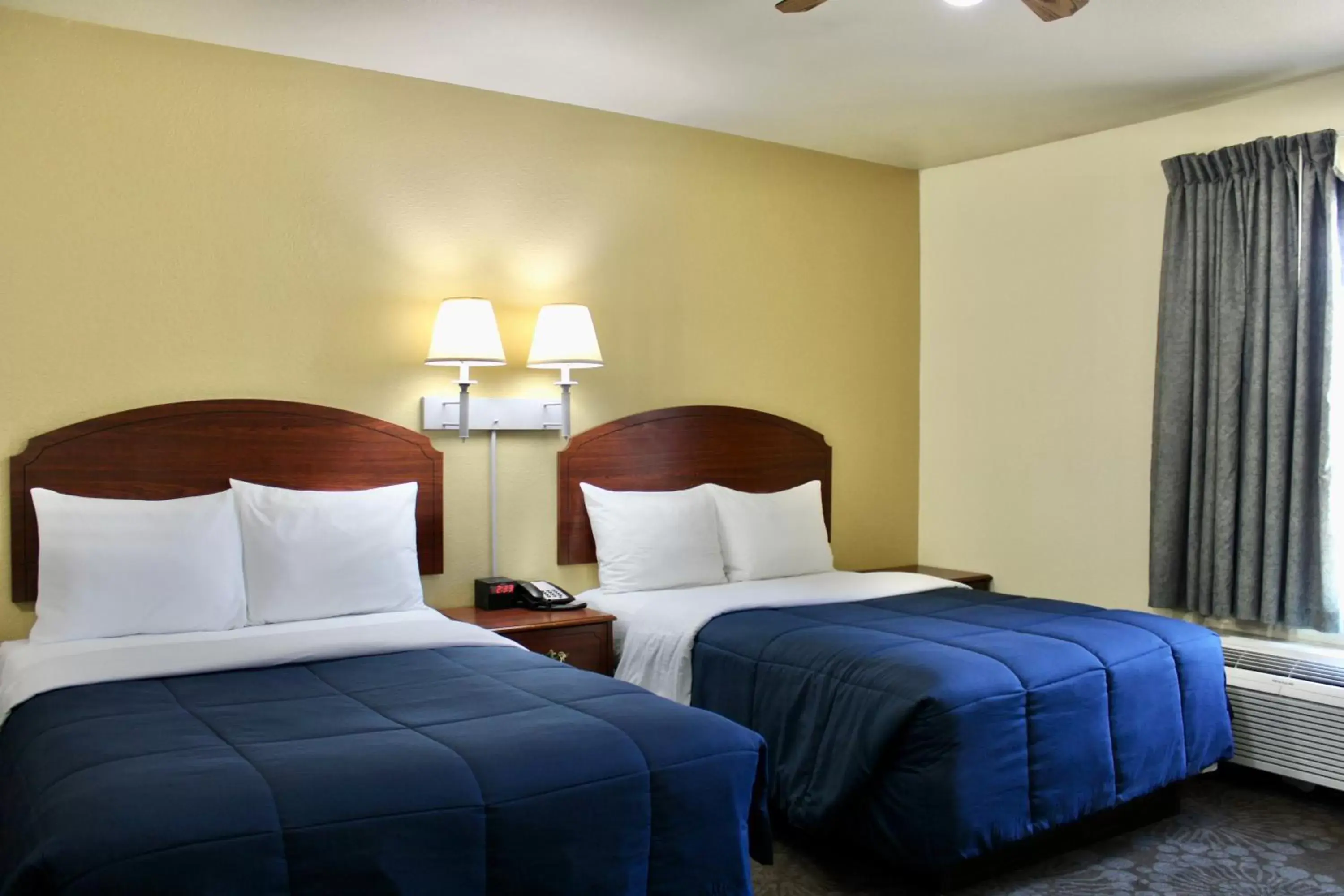 Bed in Candlelight Inn & Suites Hwy 69 near McAlester