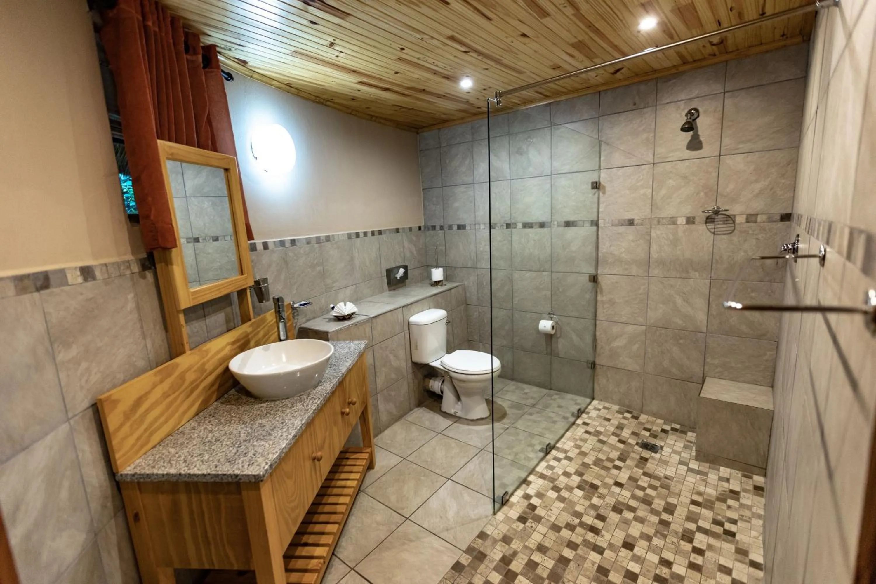 Shower in Gooderson DumaZulu Lodge