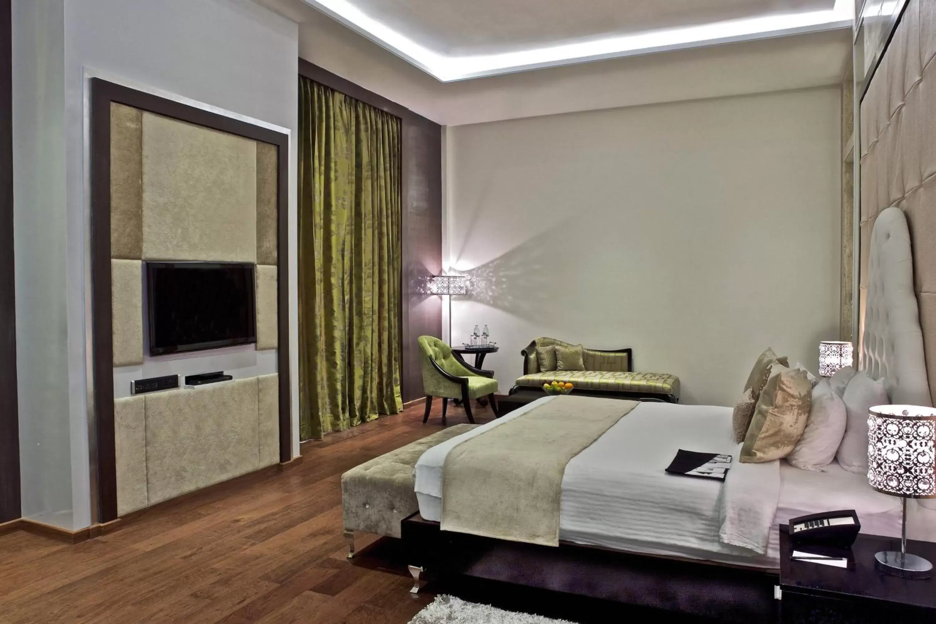 Bedroom, TV/Entertainment Center in Le Meridien Jaipur Resort & Spa