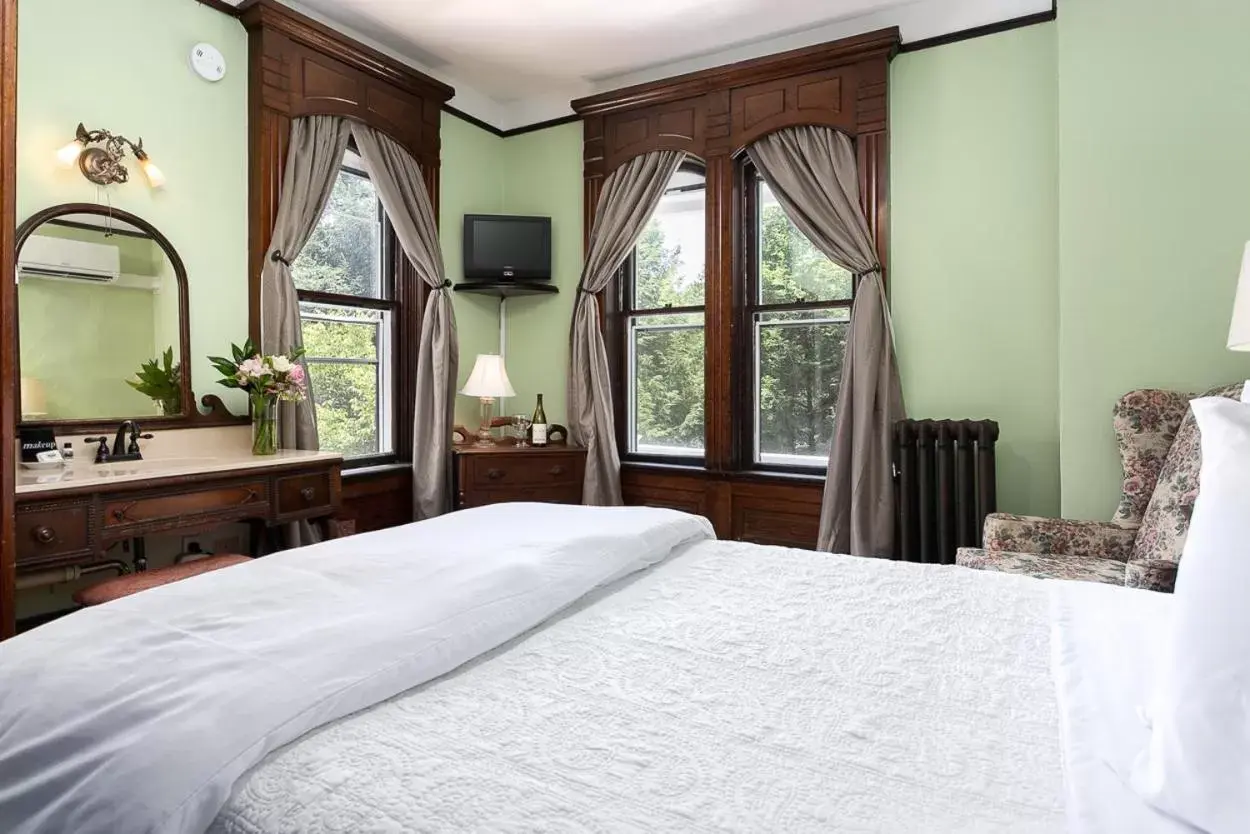 Romeo & Juliet Room in Cedar Crest Inn Romeo & Juliet Room in Cedar Crest Inn