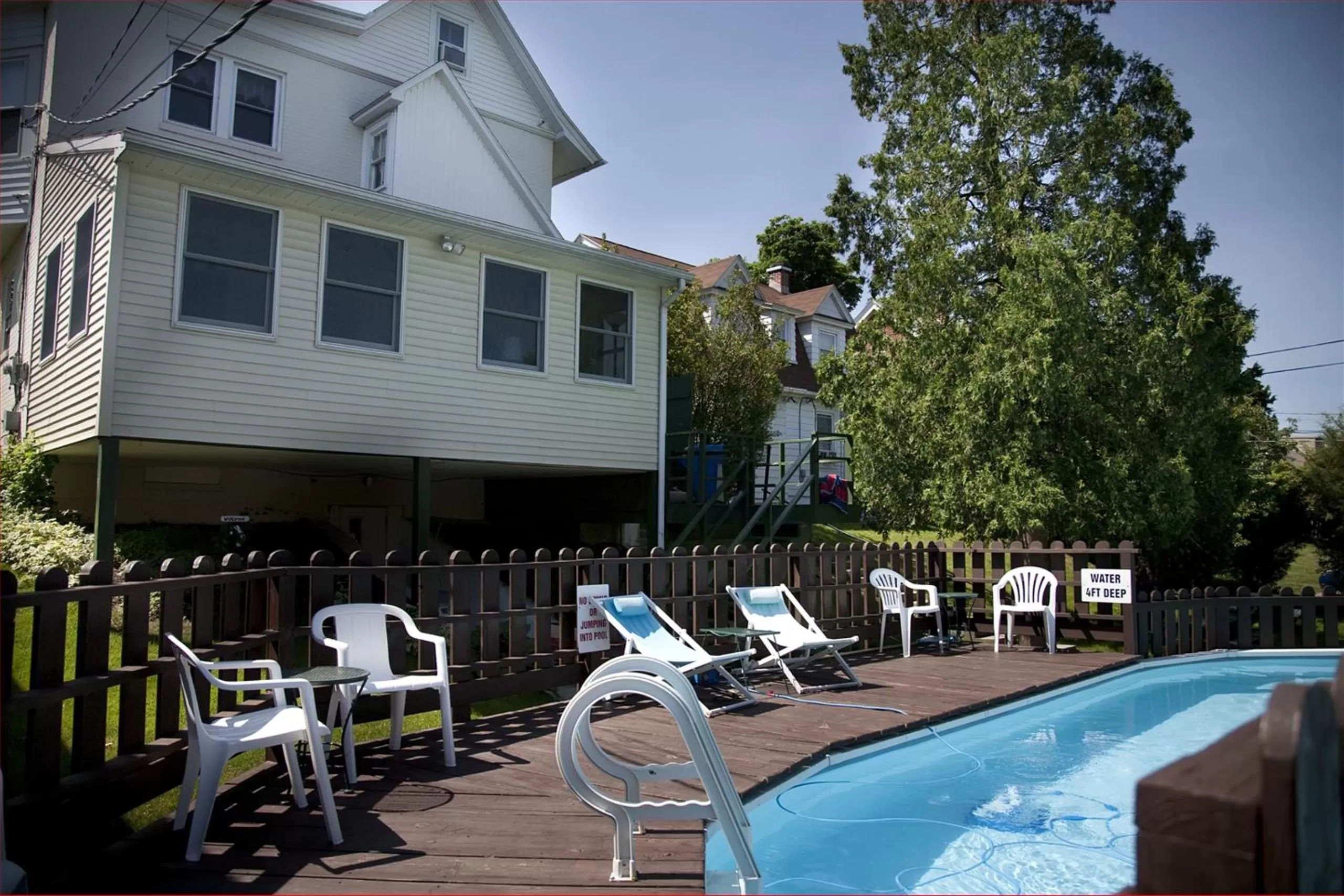 Swimming pool in Simmons Motel and Suites