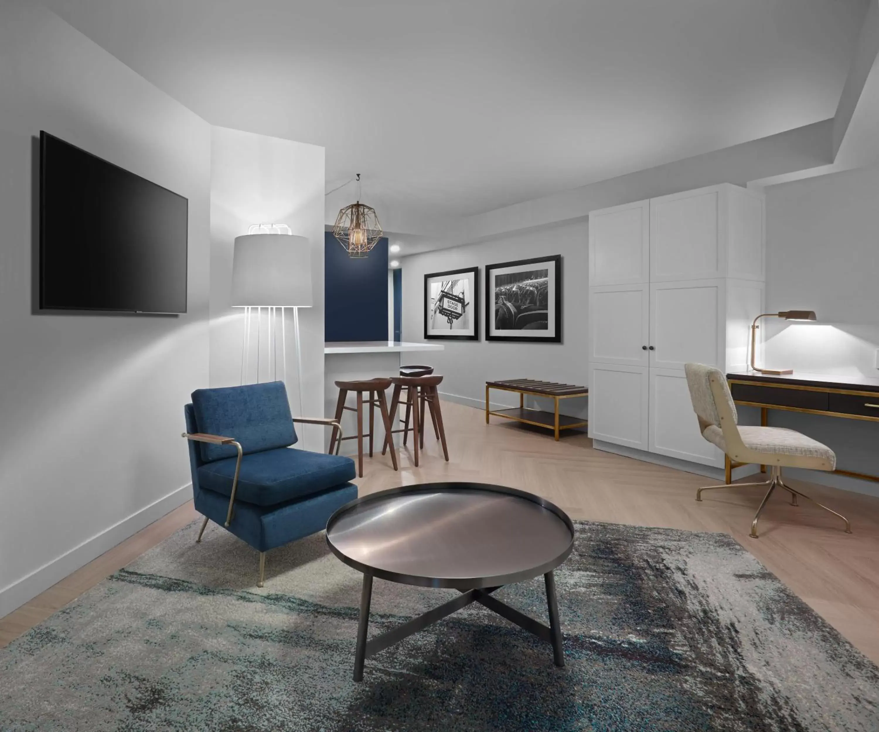 Living room, Seating Area in Pantages Hotel Toronto Centre