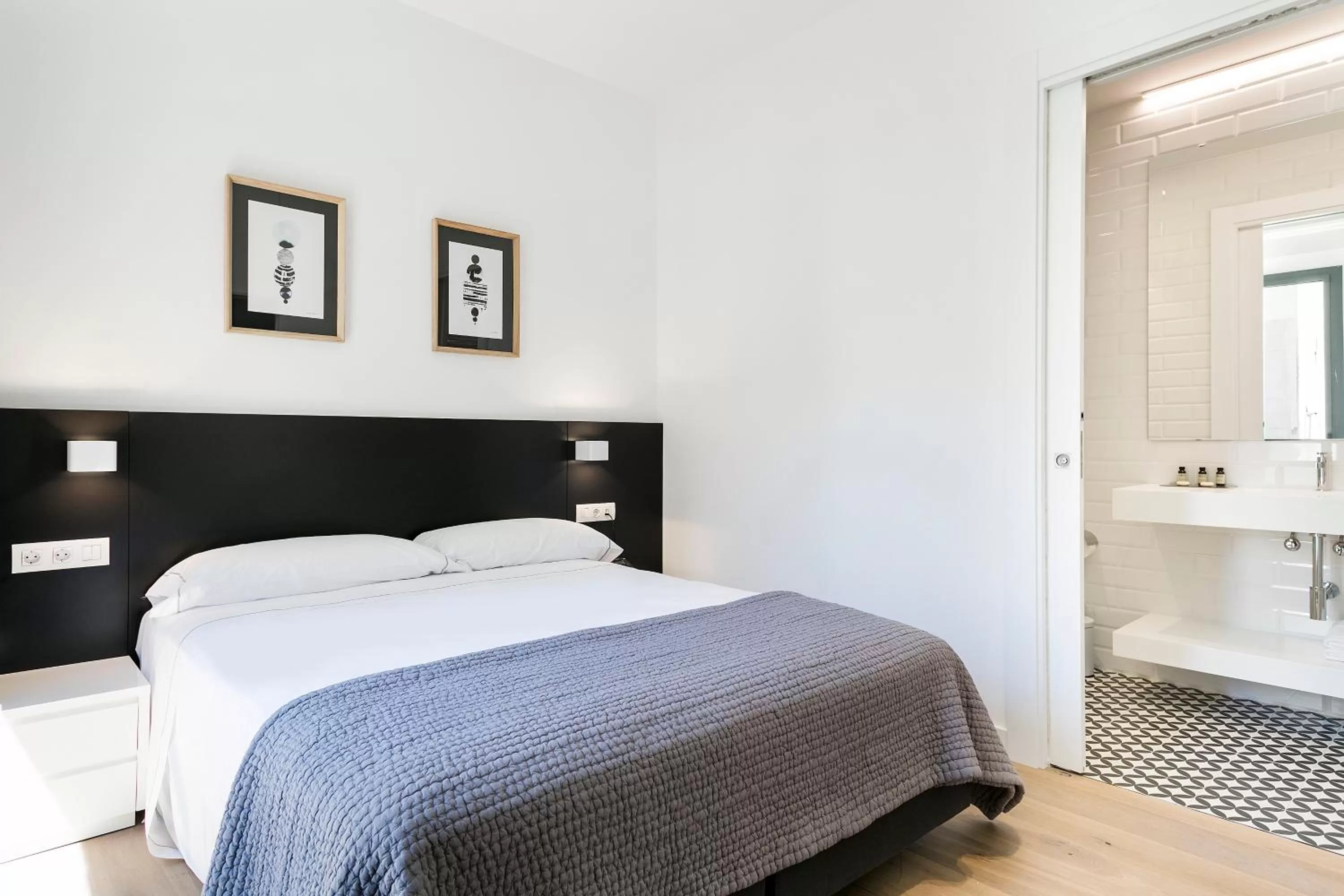 Bathroom, Bed in Murmuri Residence Mercader