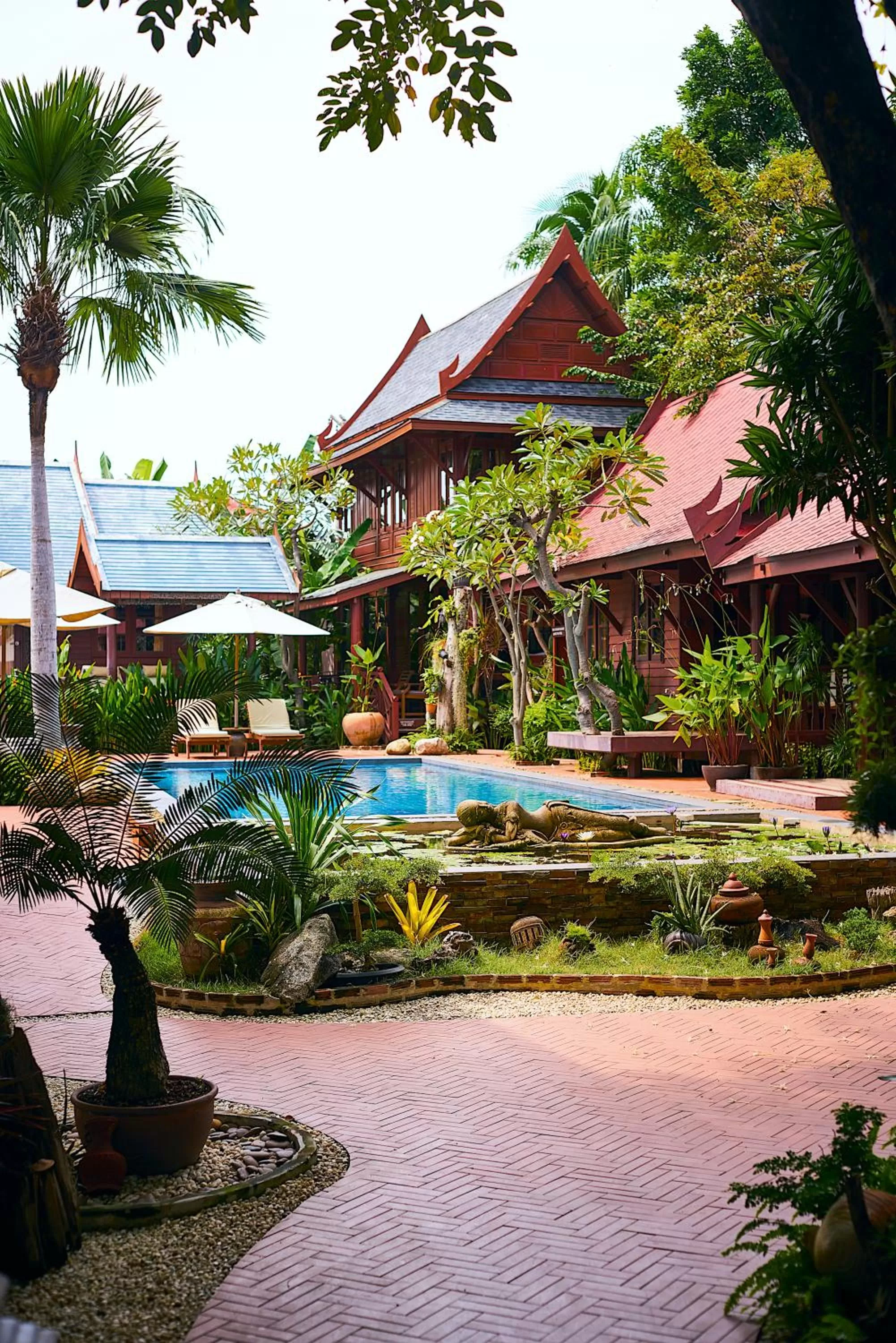 Swimming pool in Ruenkanok Thaihouse Resort