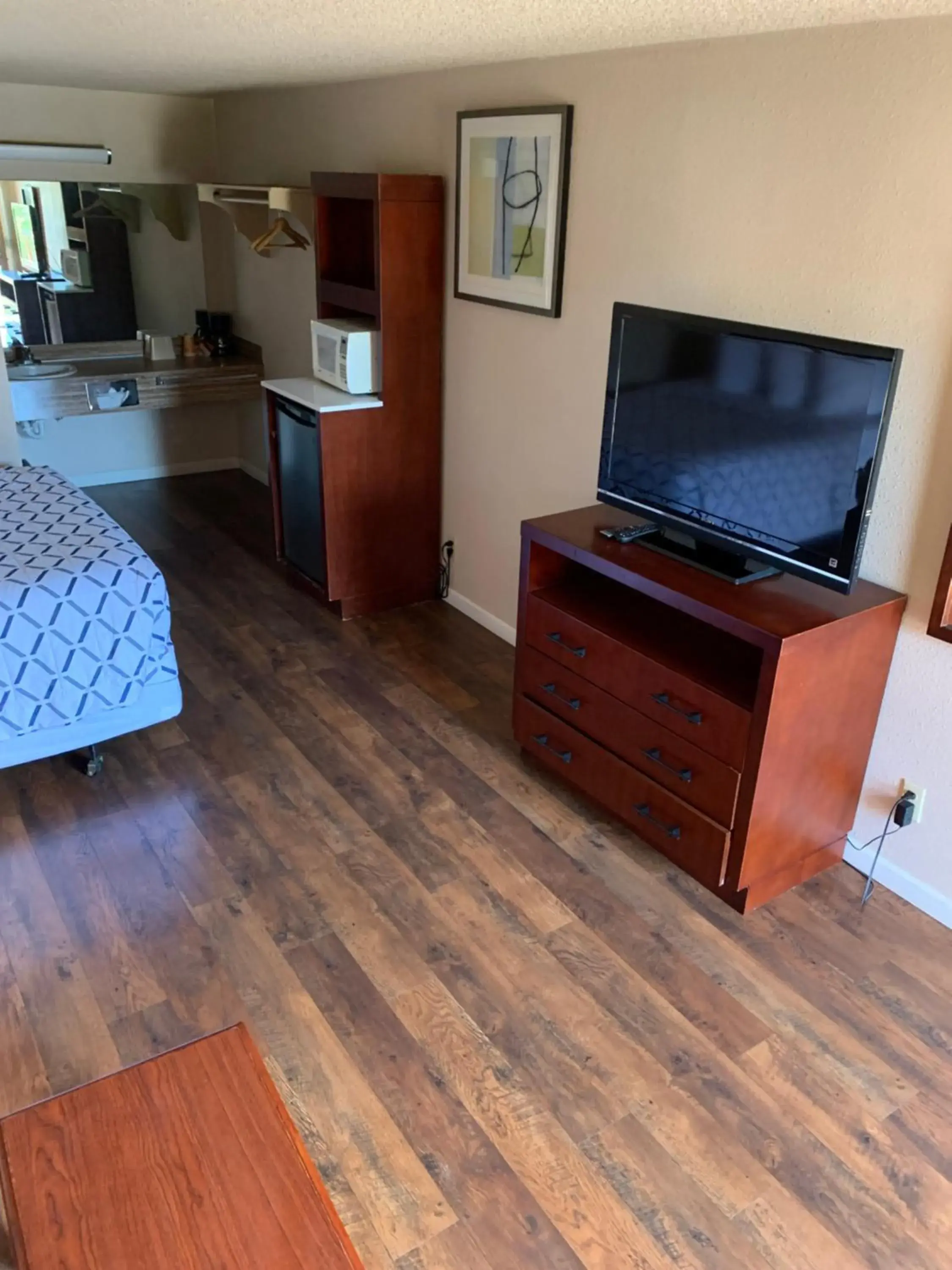 TV and multimedia, TV/Entertainment Center in Smokey Point Motor Inn