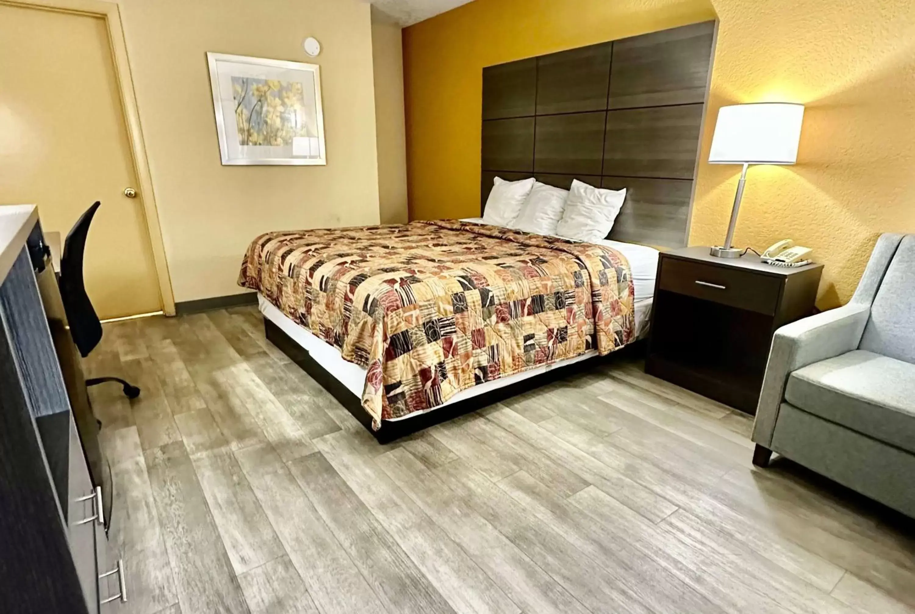 Photo of the whole room, Bed in Days Inn by Wyndham Charlotte Northlake