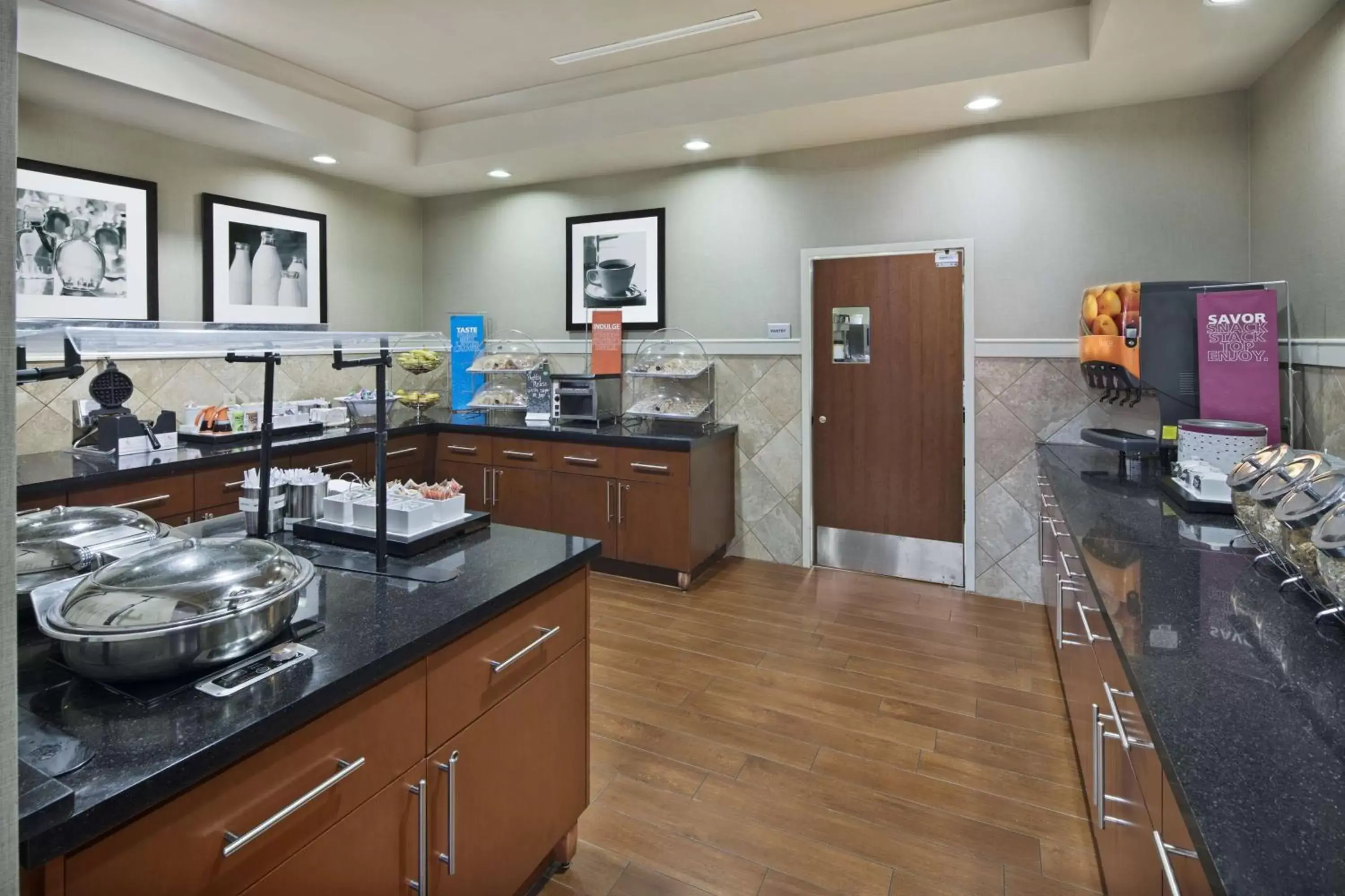 Breakfast, Kitchen/Kitchenette in Hampton Inn & Suites Little Rock-Downtown