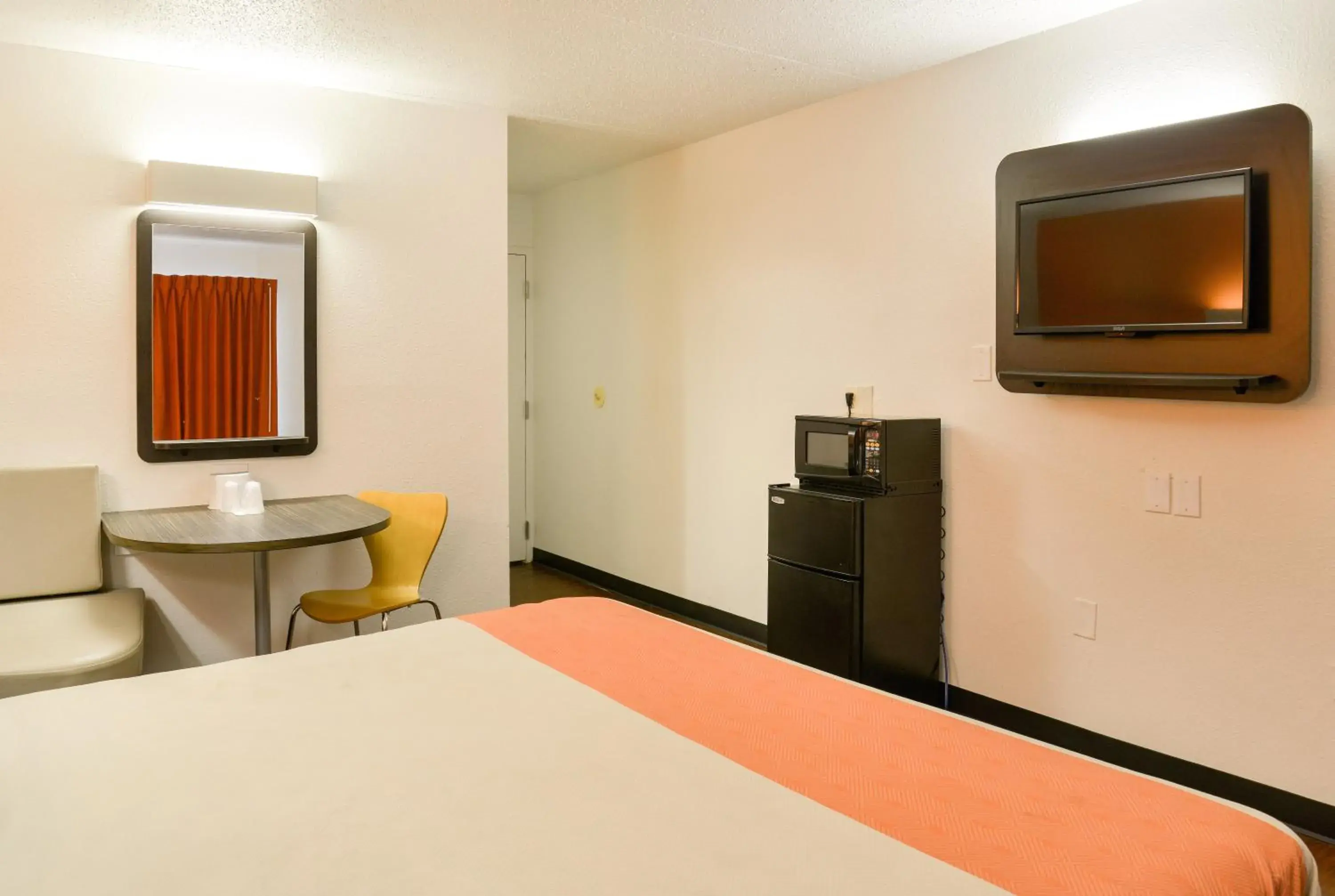 Bedroom, TV/Entertainment Center in Motel 6-Toledo, OH