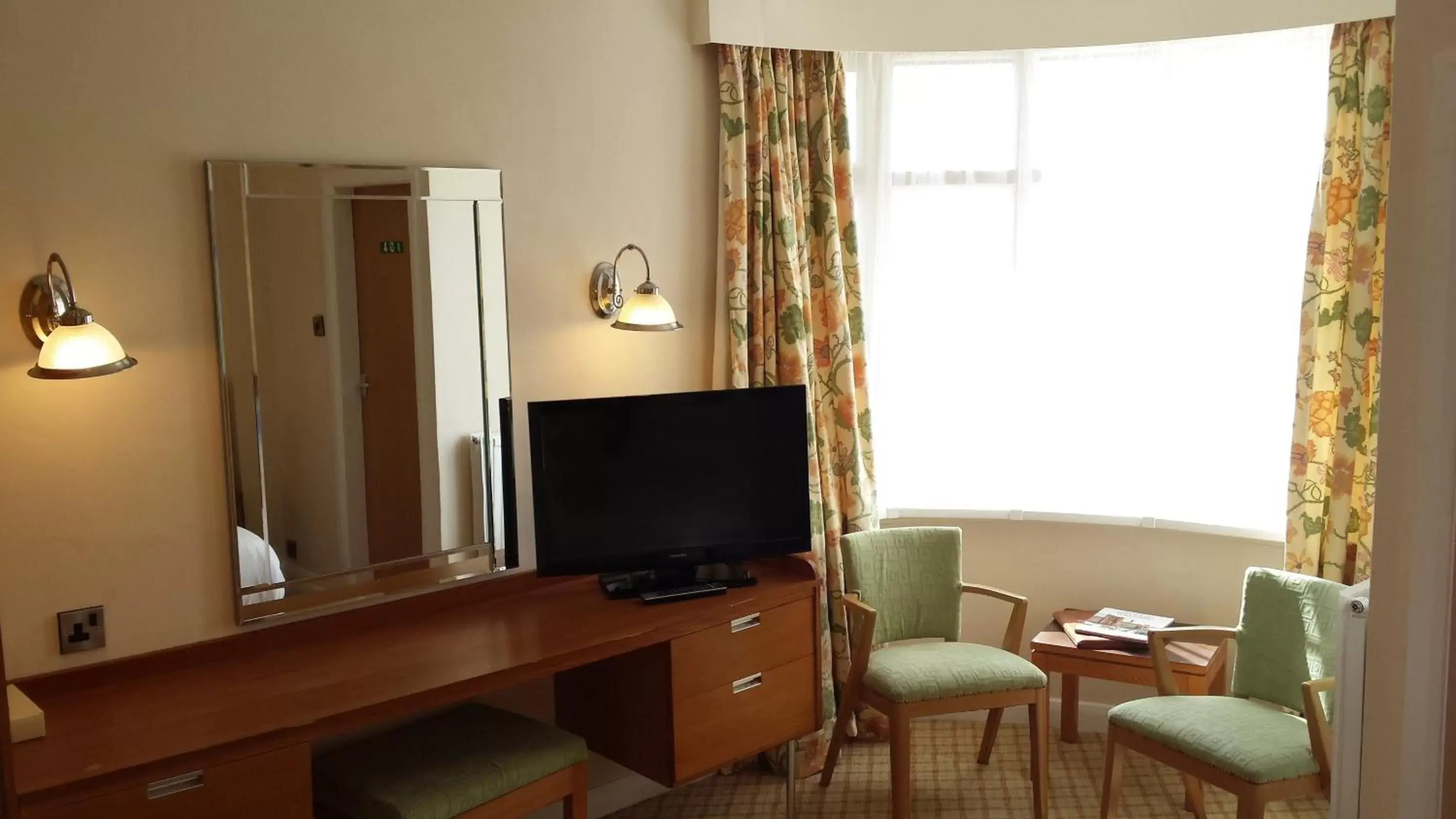 Seating area, TV/Entertainment Center in Expanse Hotel