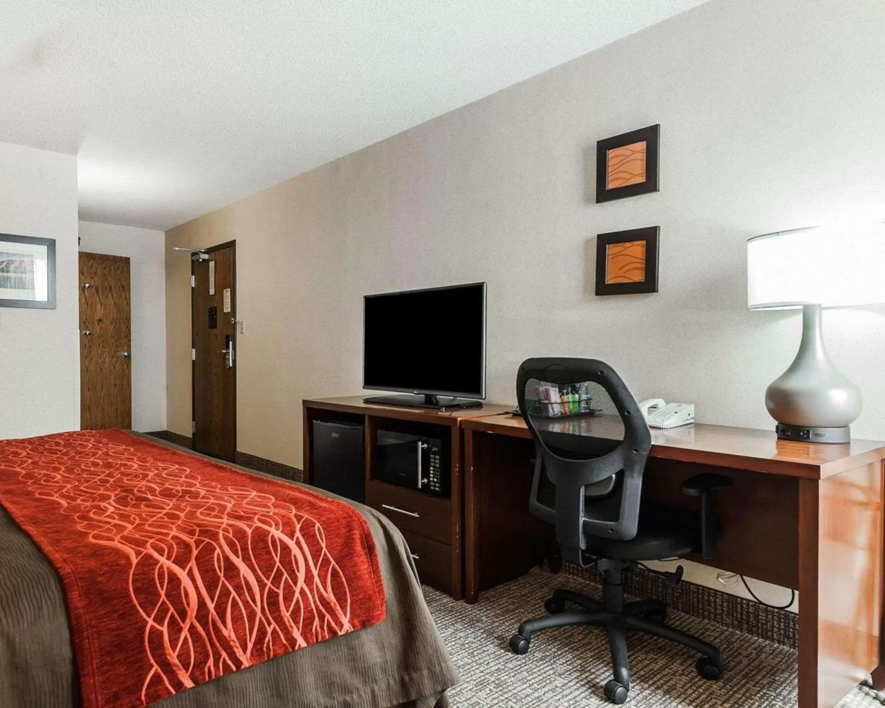 Photo of the whole room, TV/Entertainment Center in Comfort Inn Denver East