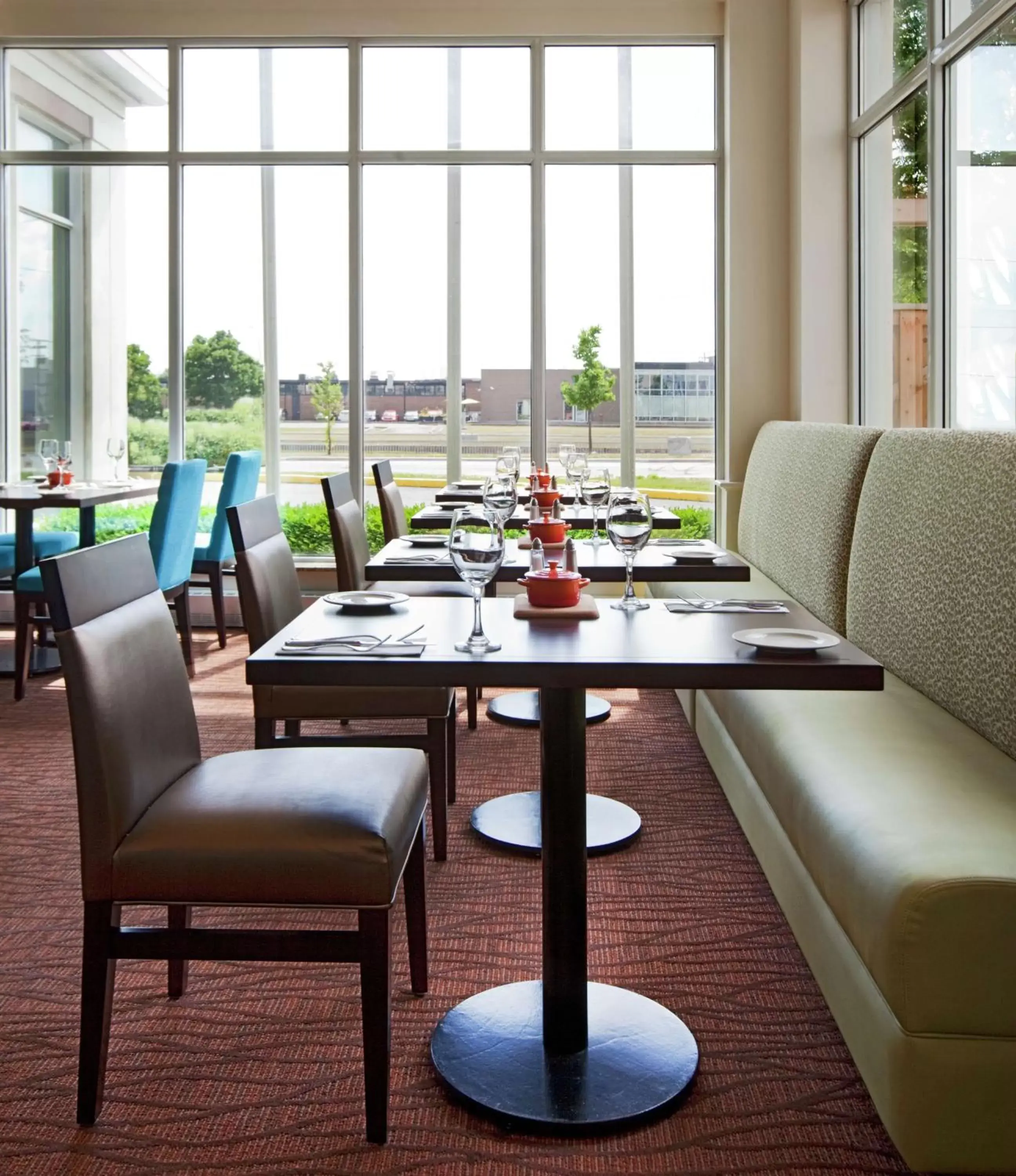 Dining area in Hilton Garden Inn Montreal Airport