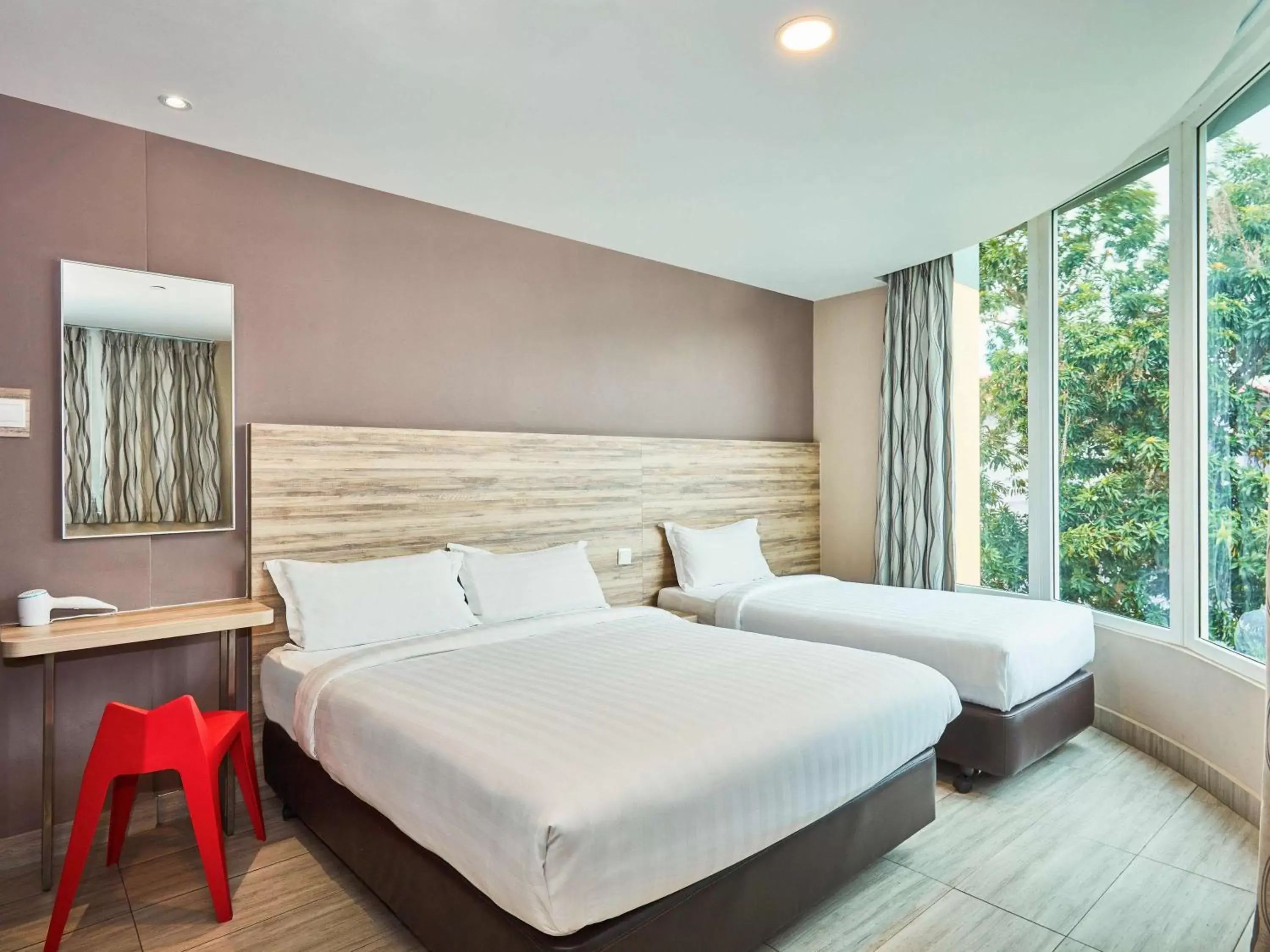 Bedroom, Bed in ibis budget Singapore Crystal