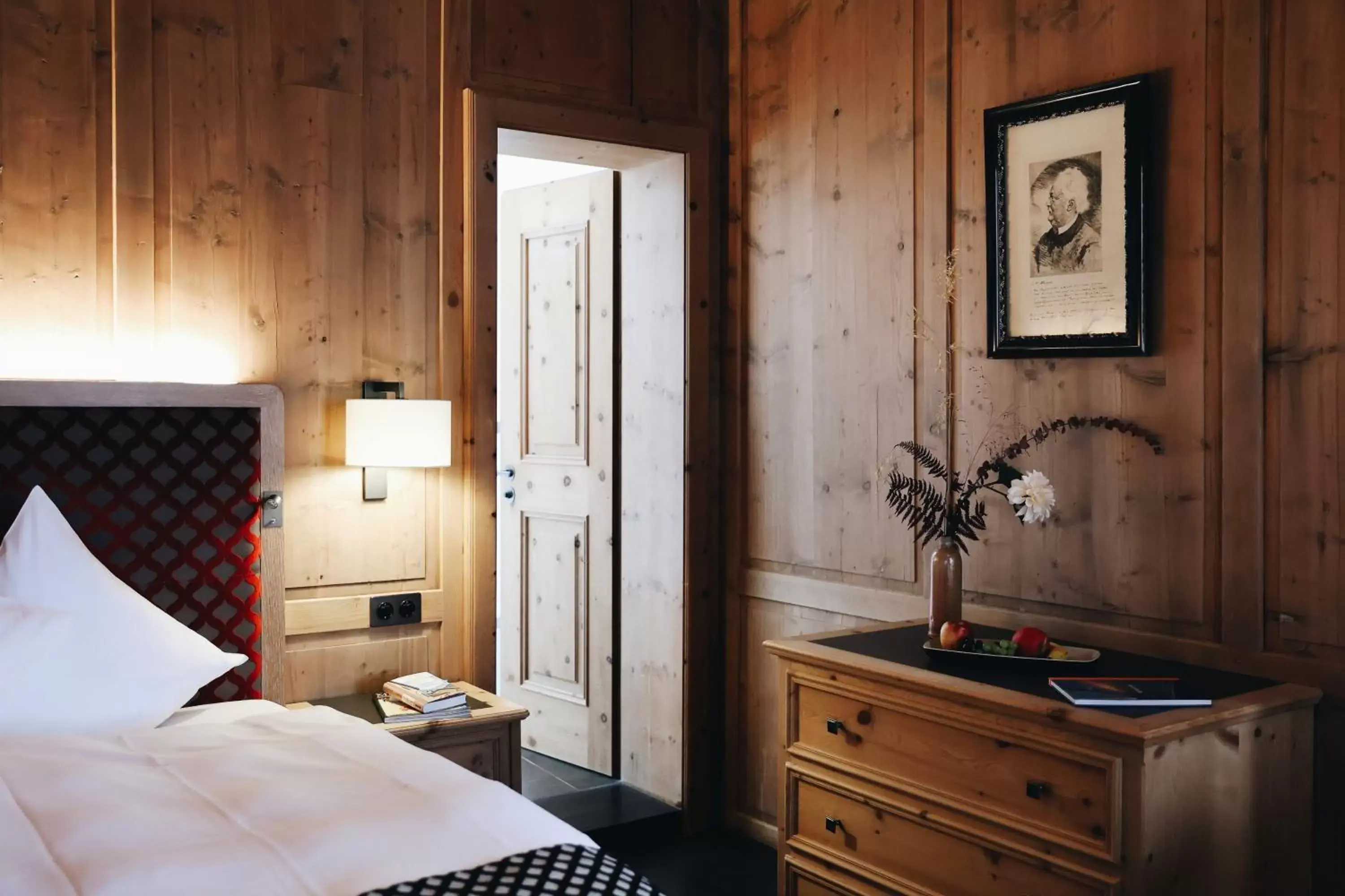 Bedroom, Bed in Hotel Steinbock Pontresina