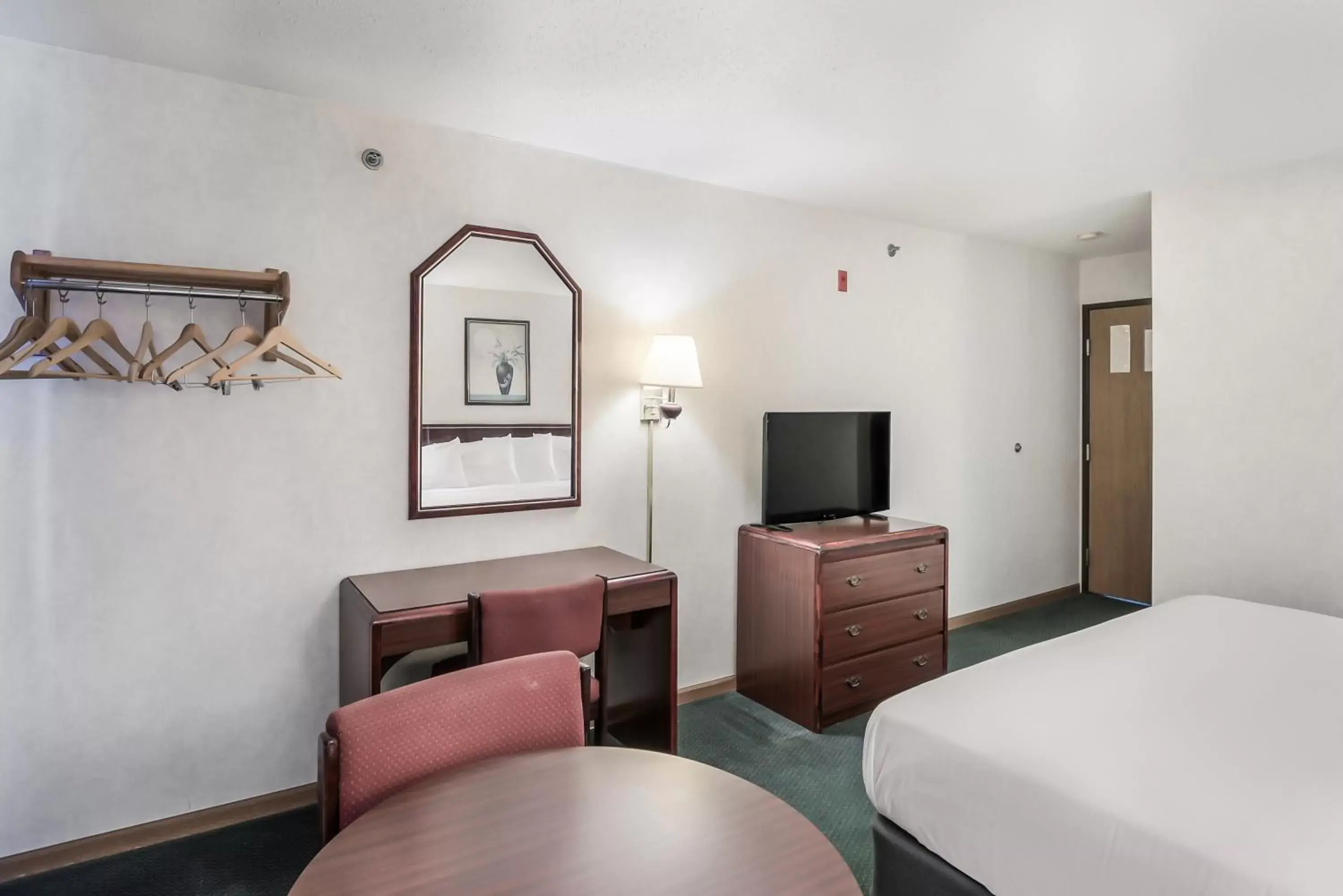 TV and multimedia, TV/Entertainment Center in Americas Best Value Inn-Wenona