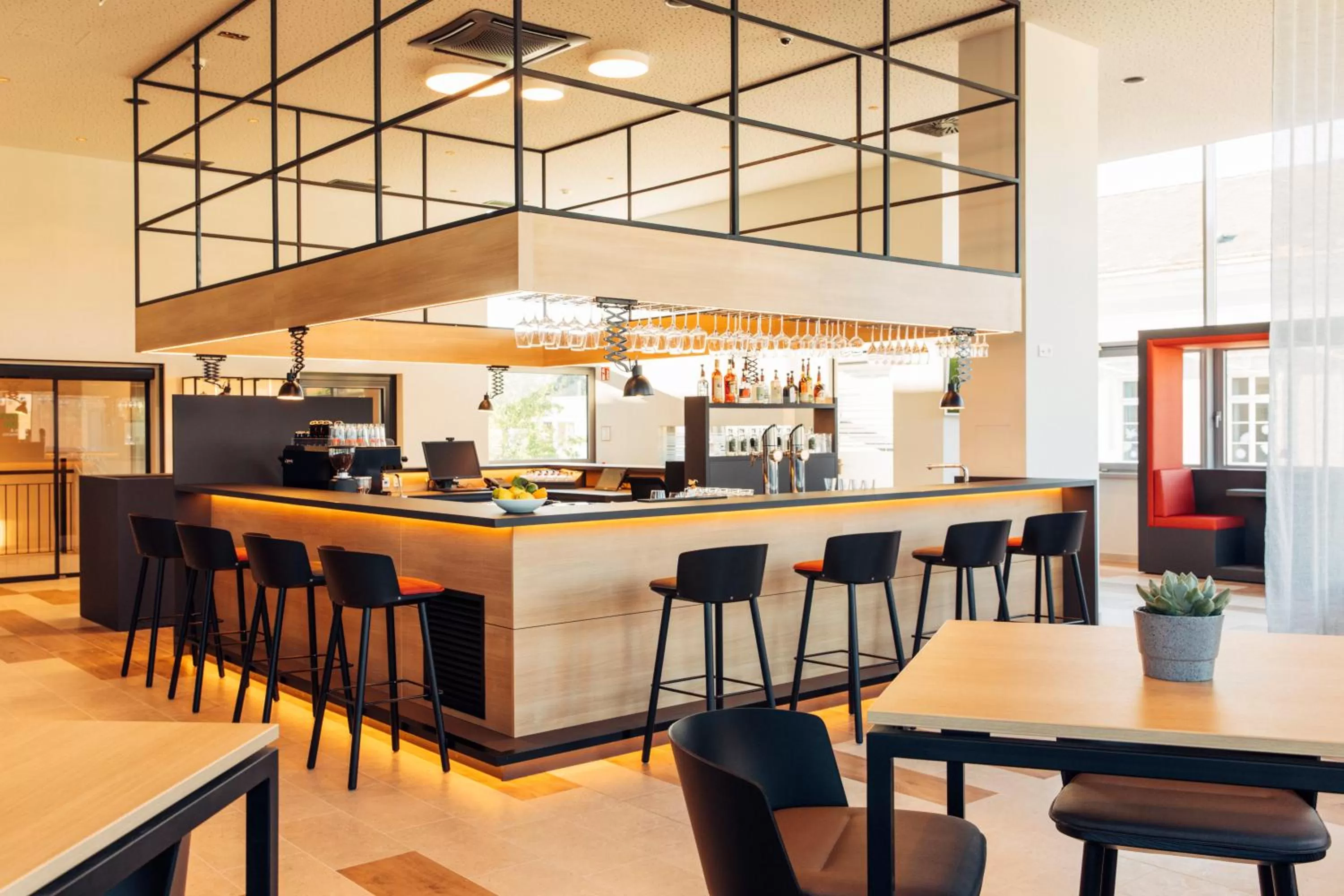 Lounge or bar in harry's home Steyr hotel & apartments