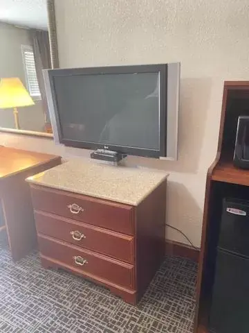 TV and multimedia, TV/Entertainment Center in Andy Griffith Parkway Inn