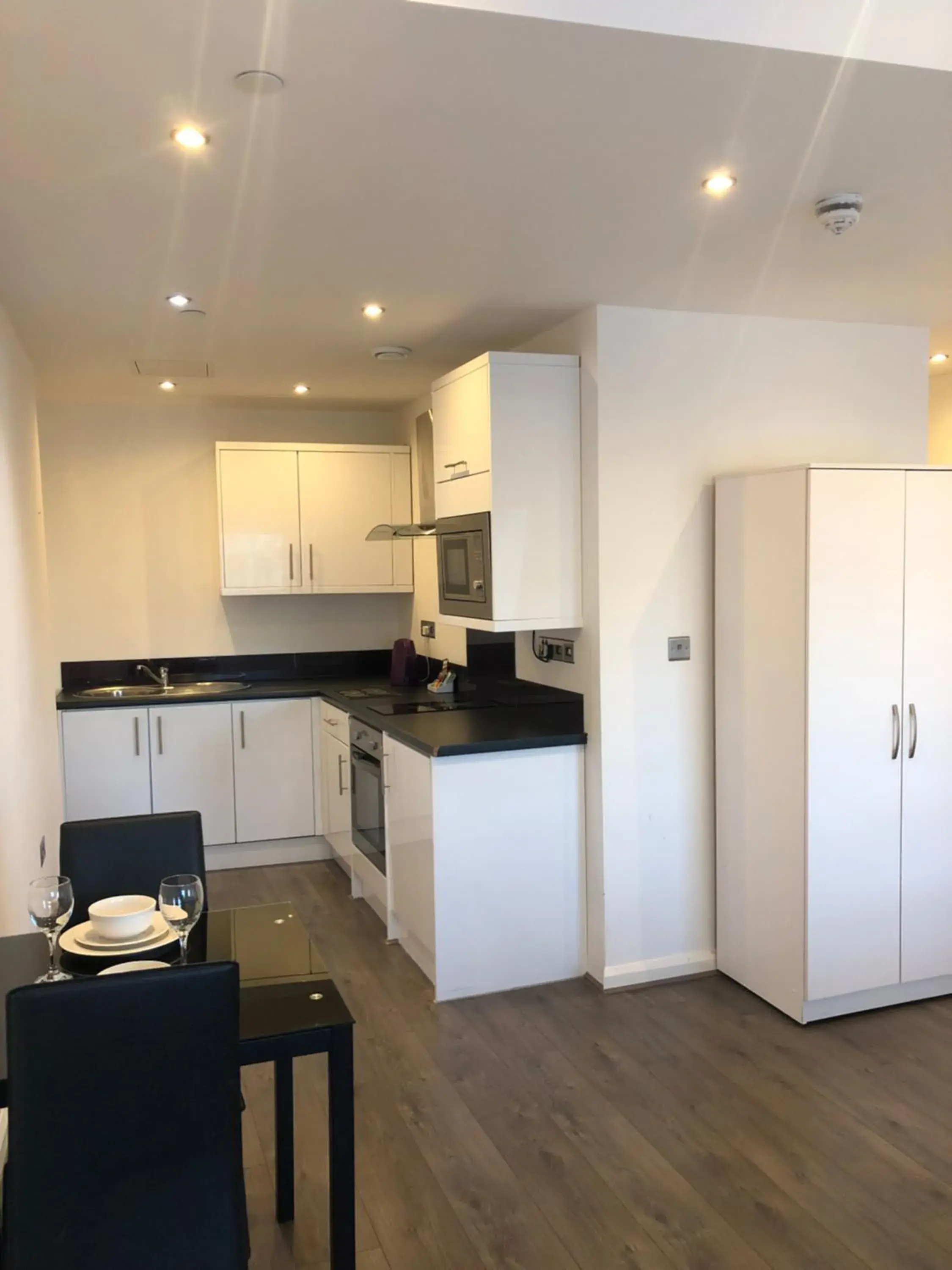 Dining area, Kitchen/Kitchenette in FoxHouse Studio Apartments