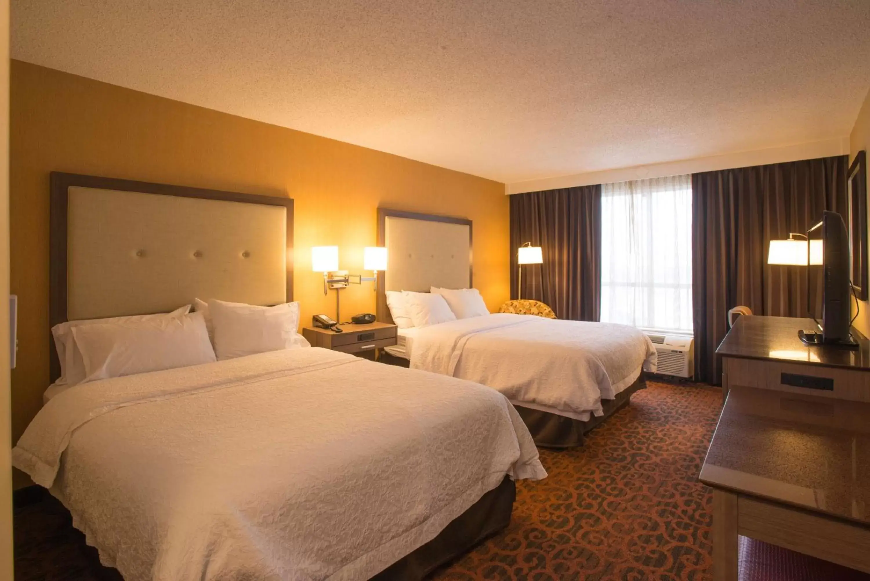 Bedroom, Bed in Hampton Inn Toronto-Mississauga West