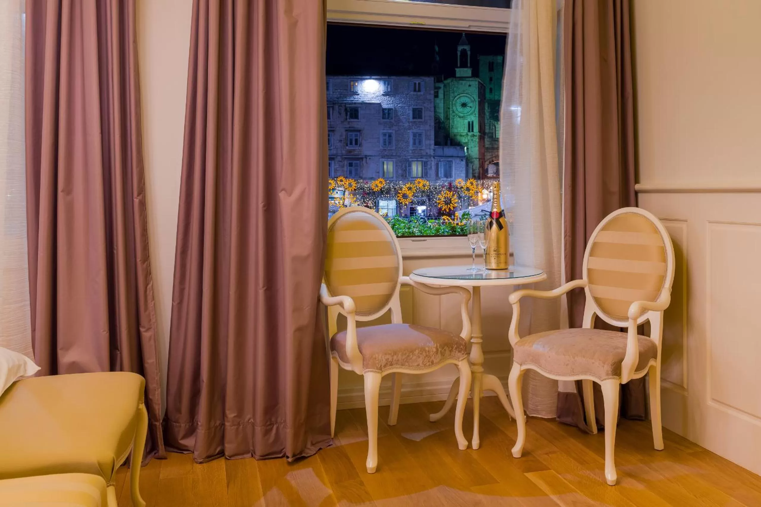 Seating area in Piazza Heritage Hotel