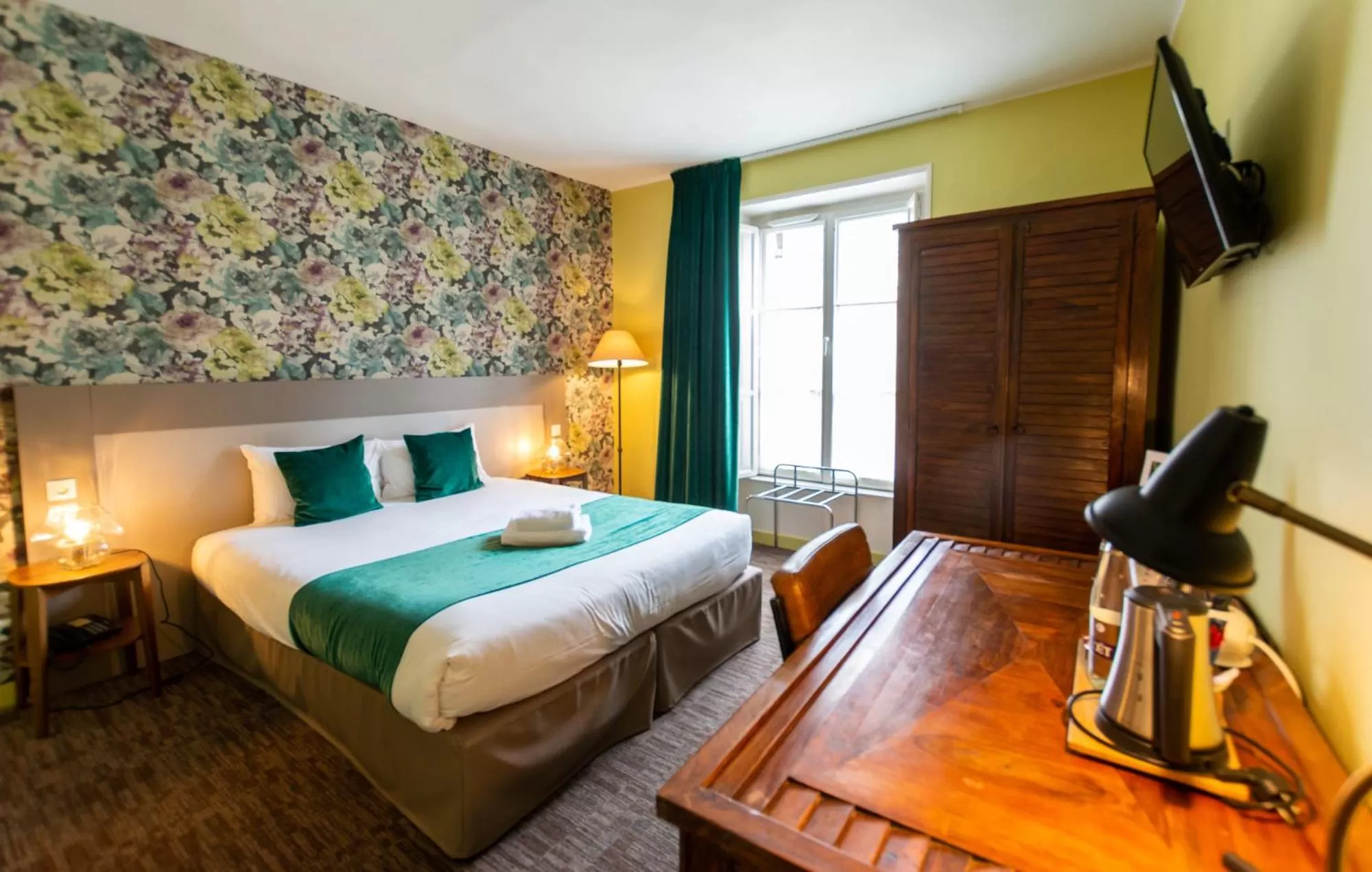 Bed in Logis Hôtel Le Vert Galant