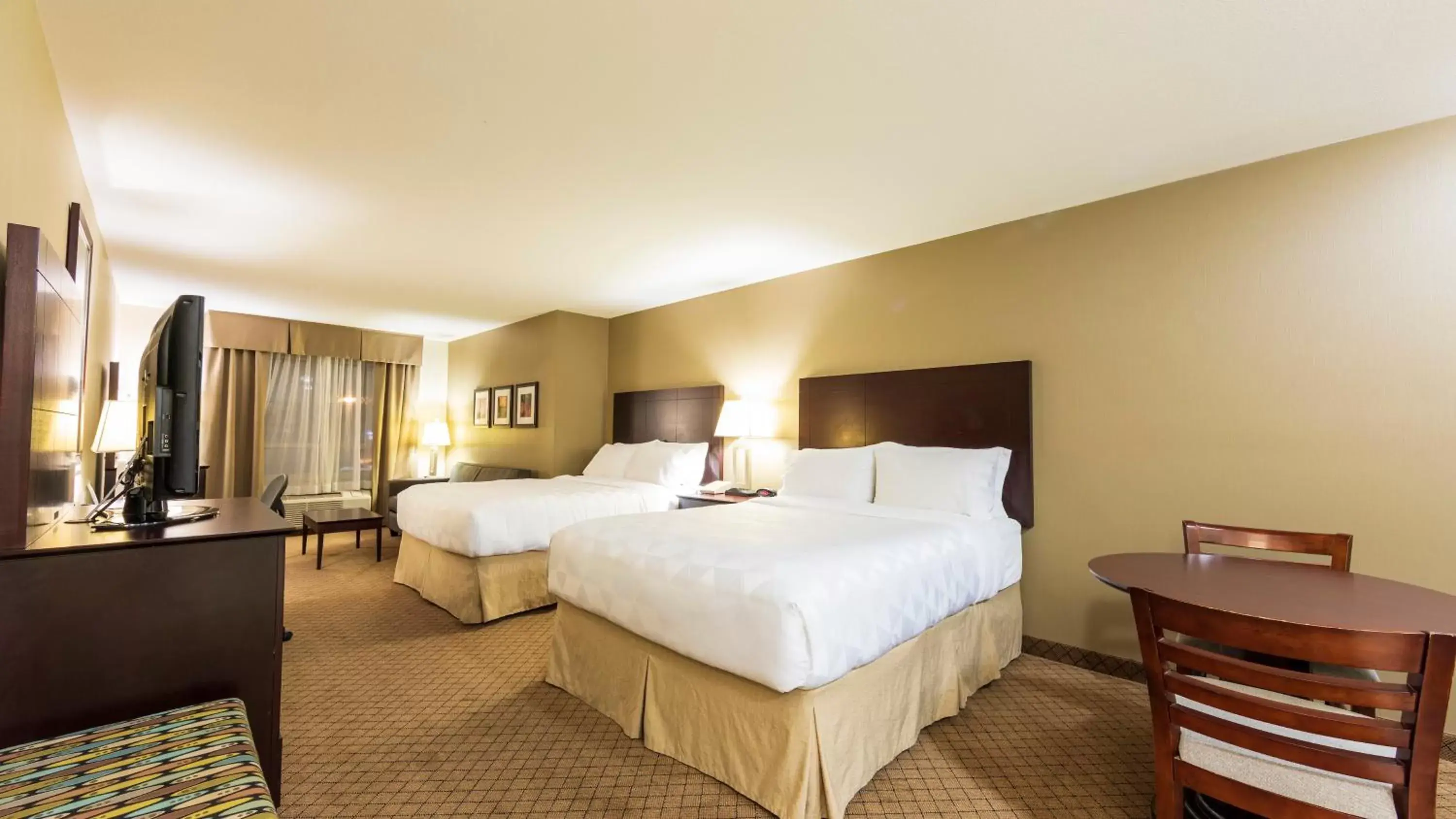 Photo of the whole room, Bed in Holiday Inn Hotel and Suites-Kamloops, an IHG Hotel