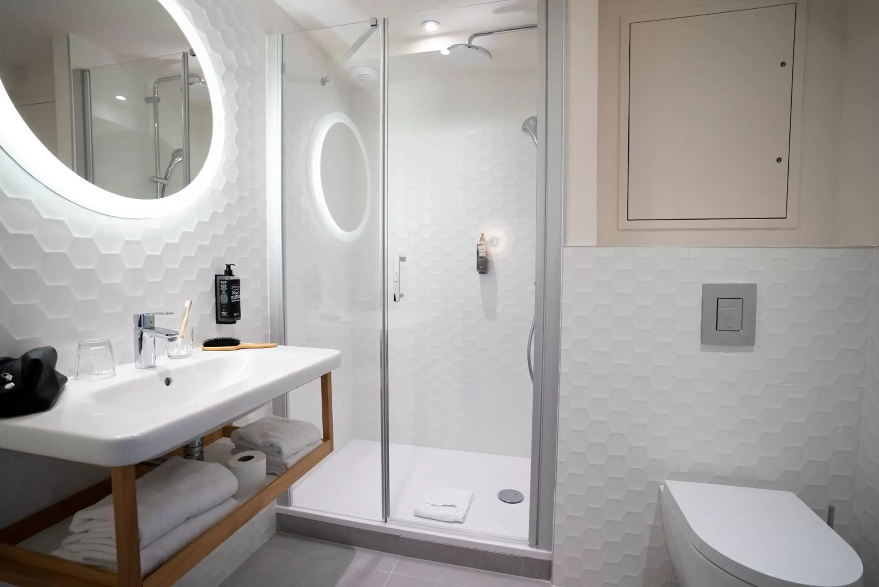 Shower, Bathroom in Ibis Styles Le Touquet