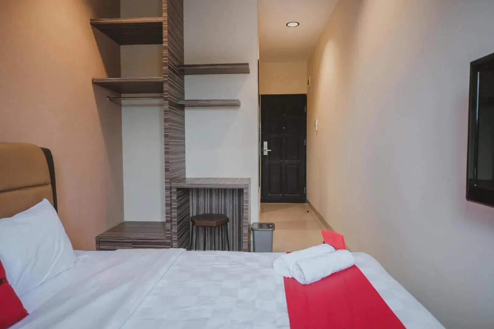 Bedroom, Bed in RedDoorz Plus near Ferry Terminal Batam Center