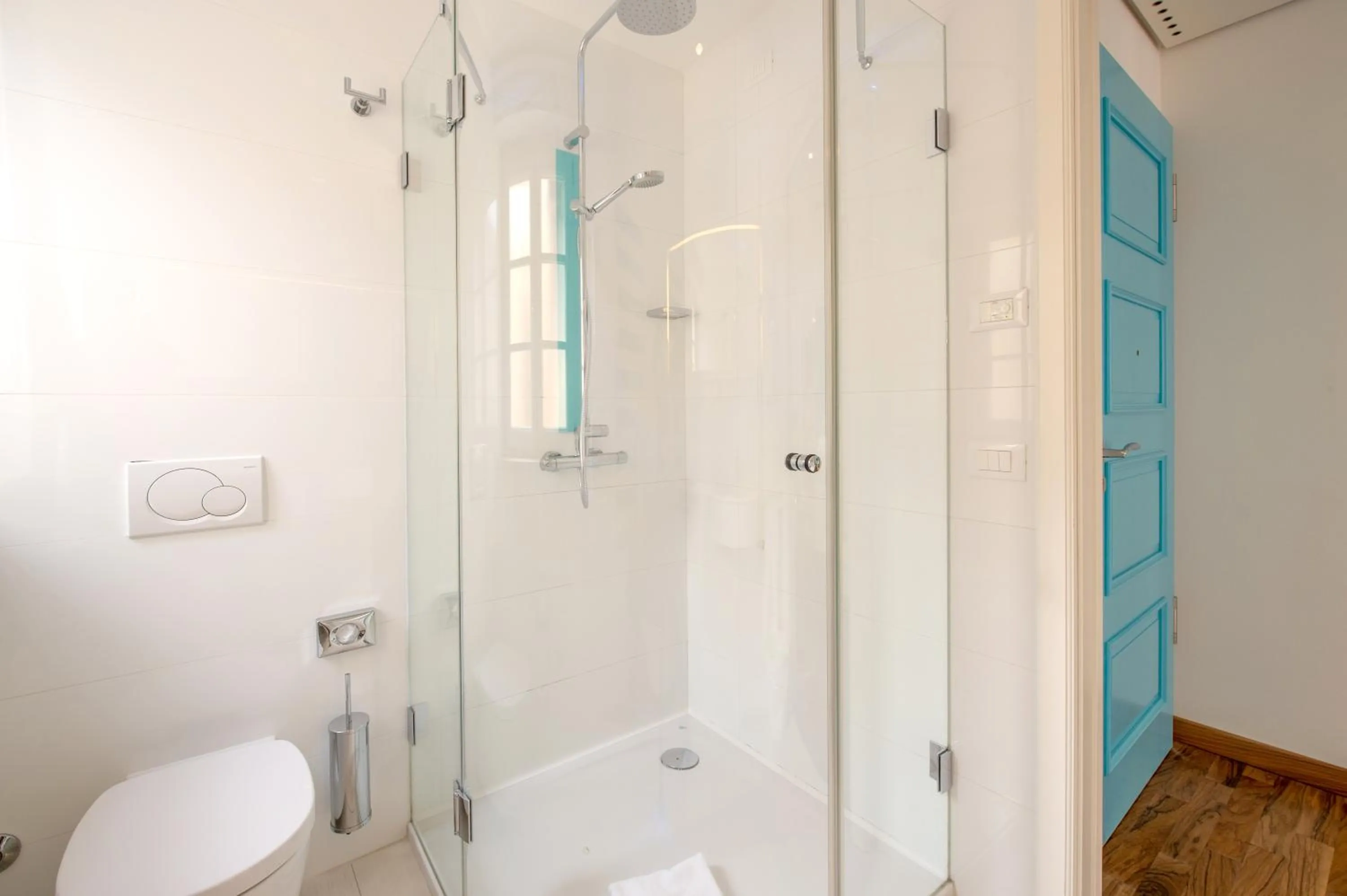 Shower in Piccolo Grand Hotel