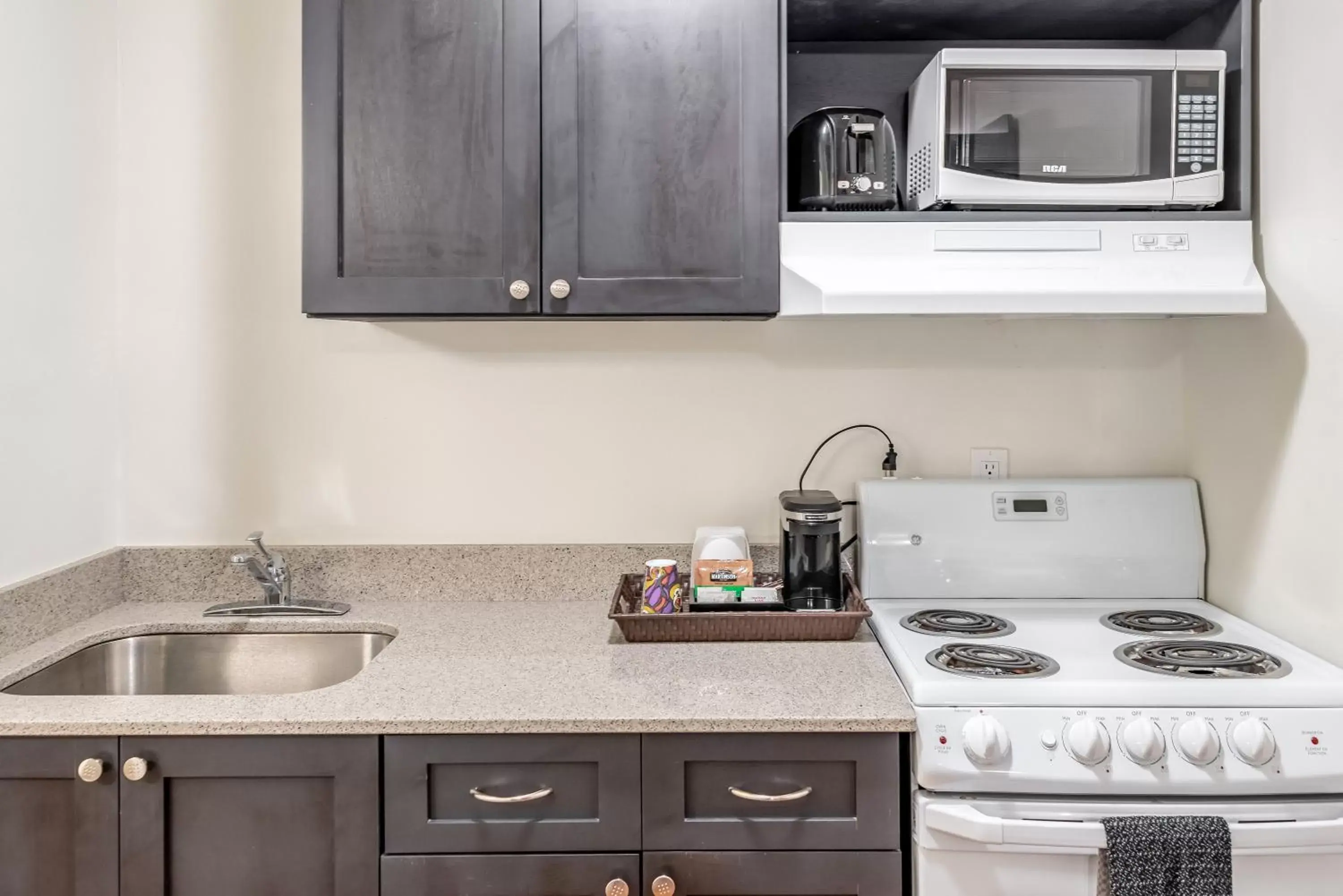 Kitchen or kitchenette, Kitchen/Kitchenette in Motel 6-Fort Nelson, BC