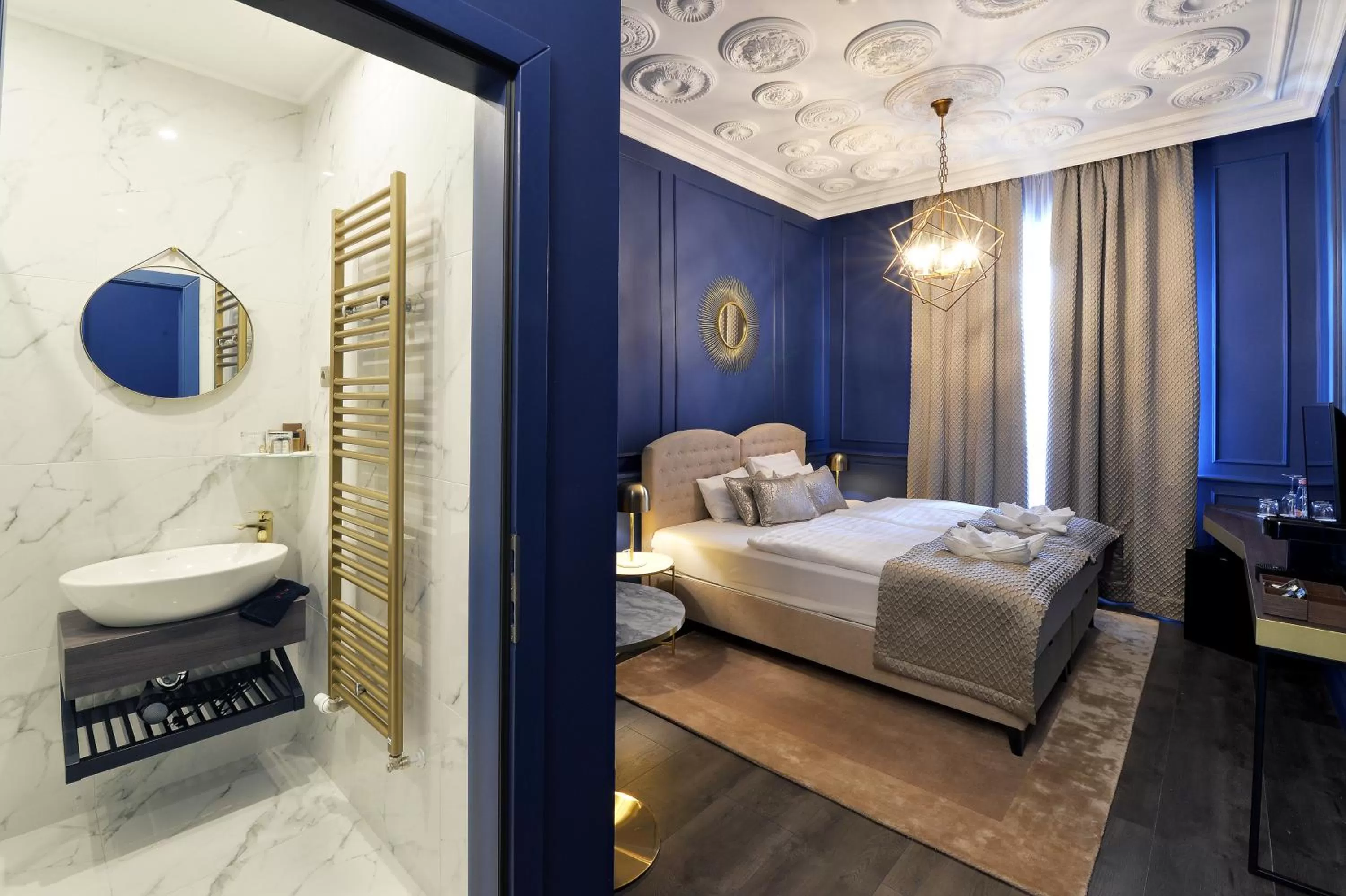 Photo of the whole room, Bed in 1552 Boutique Hotel