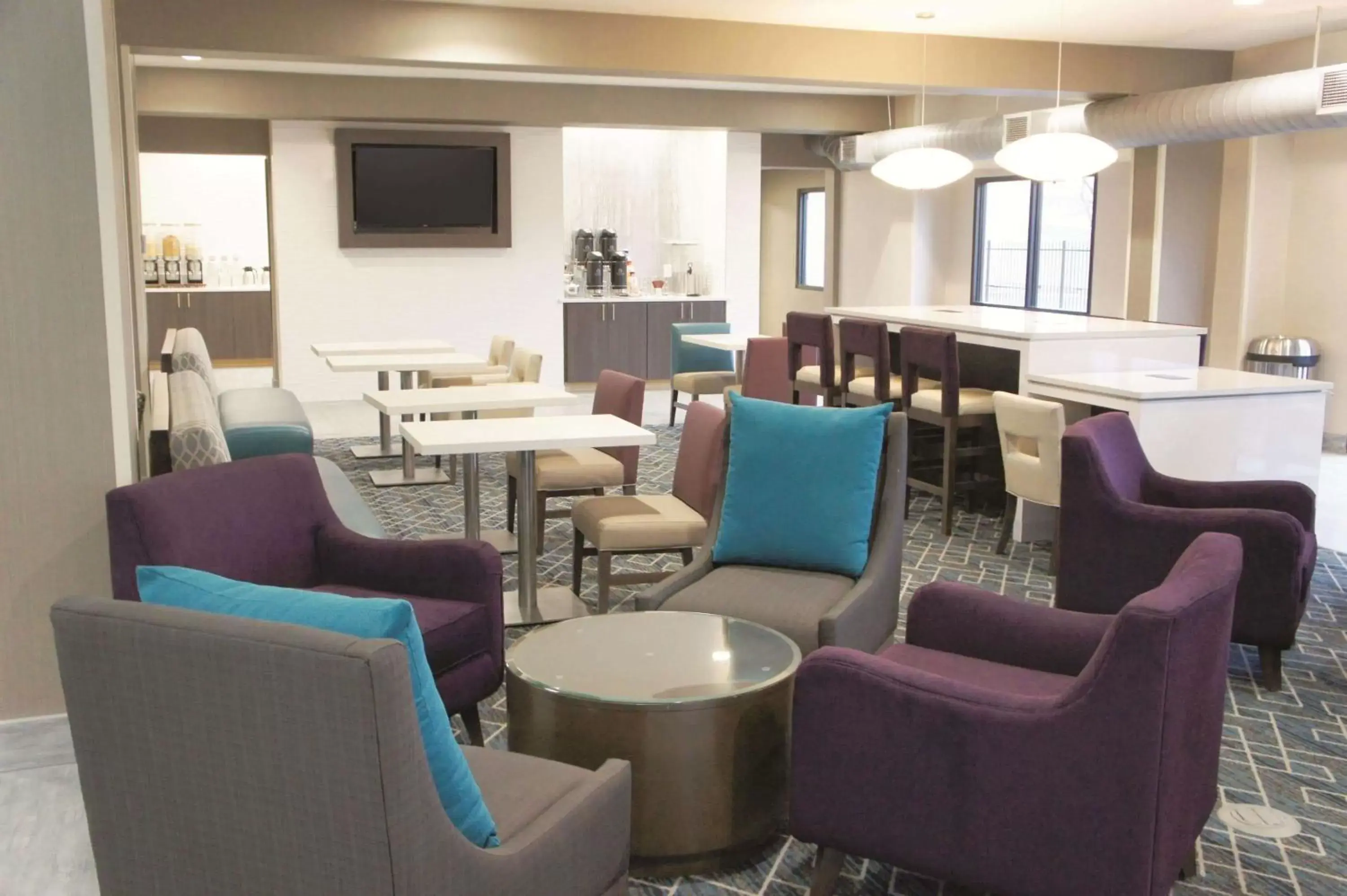 Lobby or reception, Lounge/Bar in La Quinta by Wyndham Wichita Airport