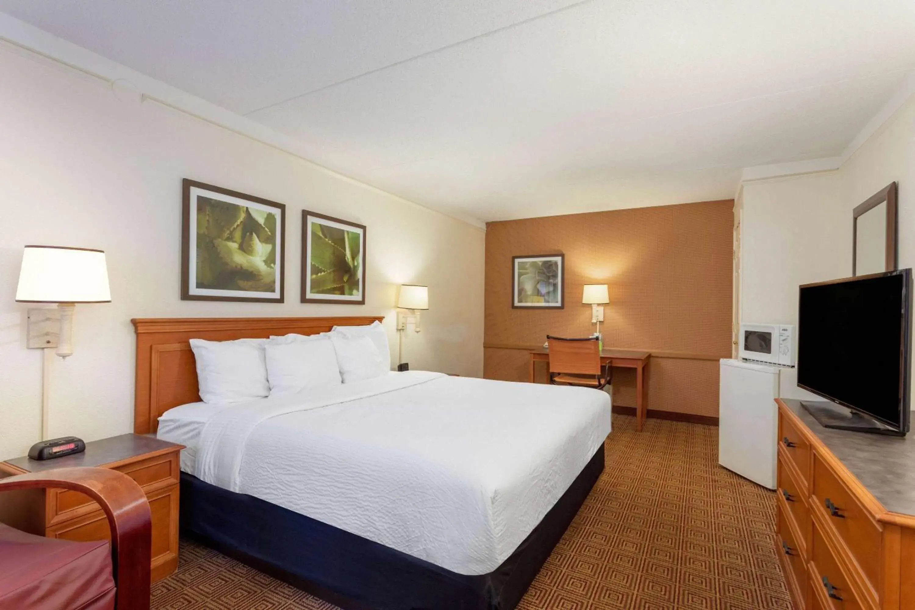 Photo of the whole room, Bed in La Quinta Inn by Wyndham Huntsville Research Park