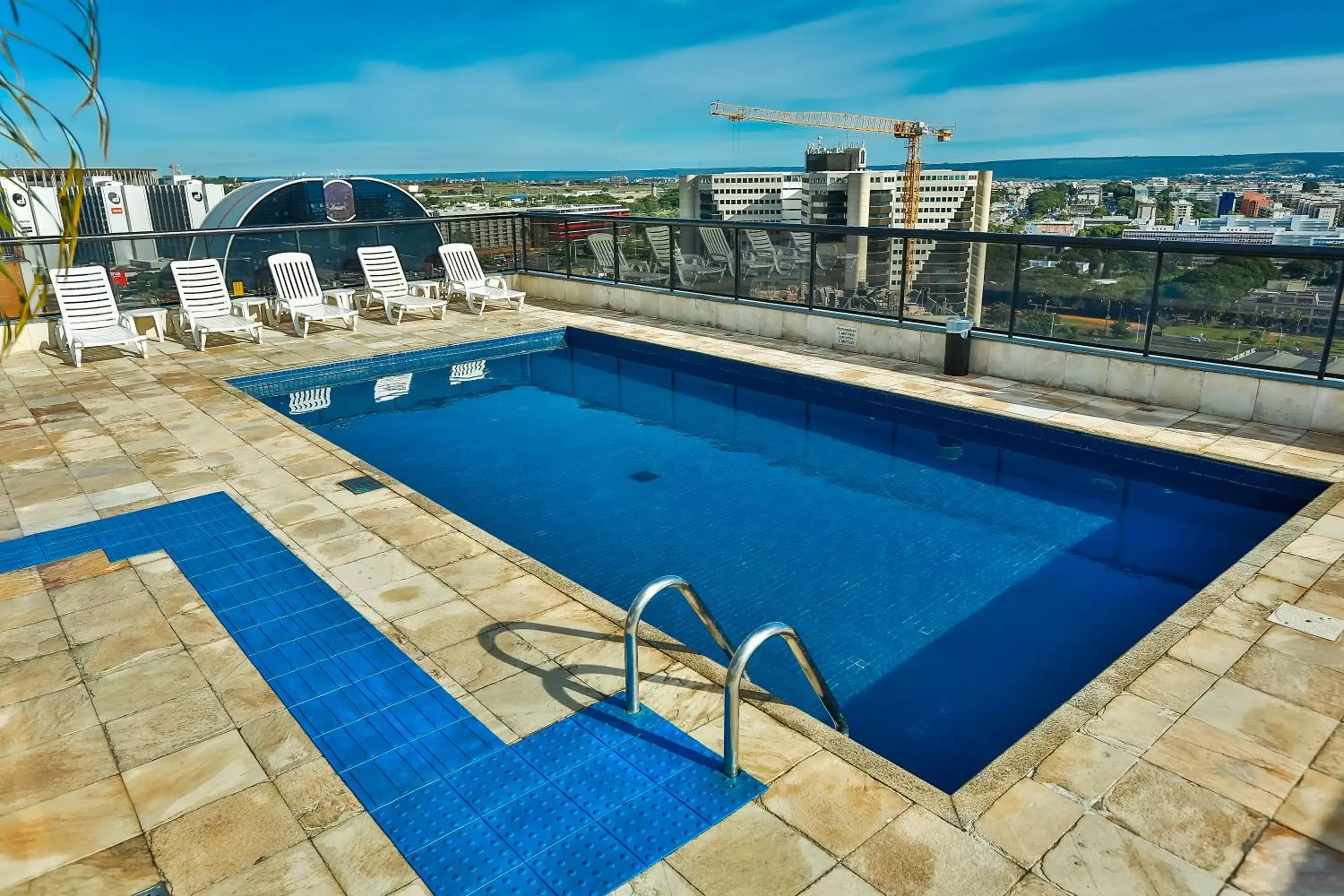Swimming pool in Metropolitan Hotel Brasília Swimming pool in Metropolitan Hotel Brasília