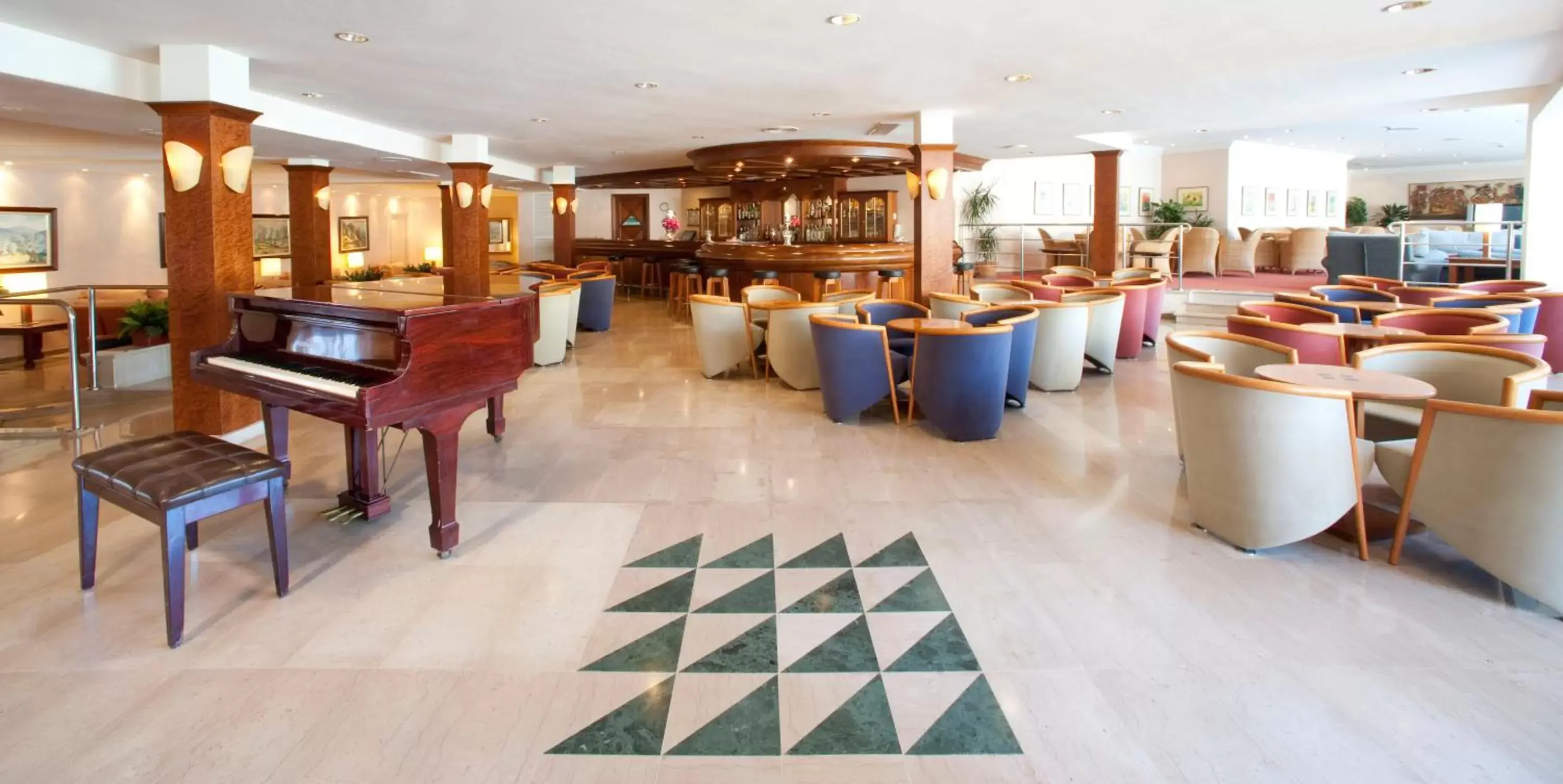Communal lounge/ TV room, Lounge/Bar in Grupotel Nilo & Spa