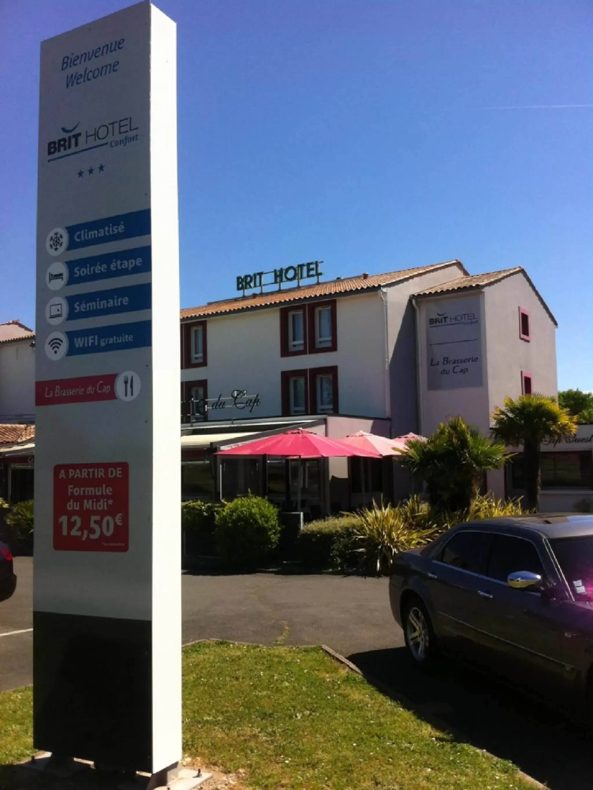 Facade/entrance, Property Building in Brit Hotel La Rochelle Périgny