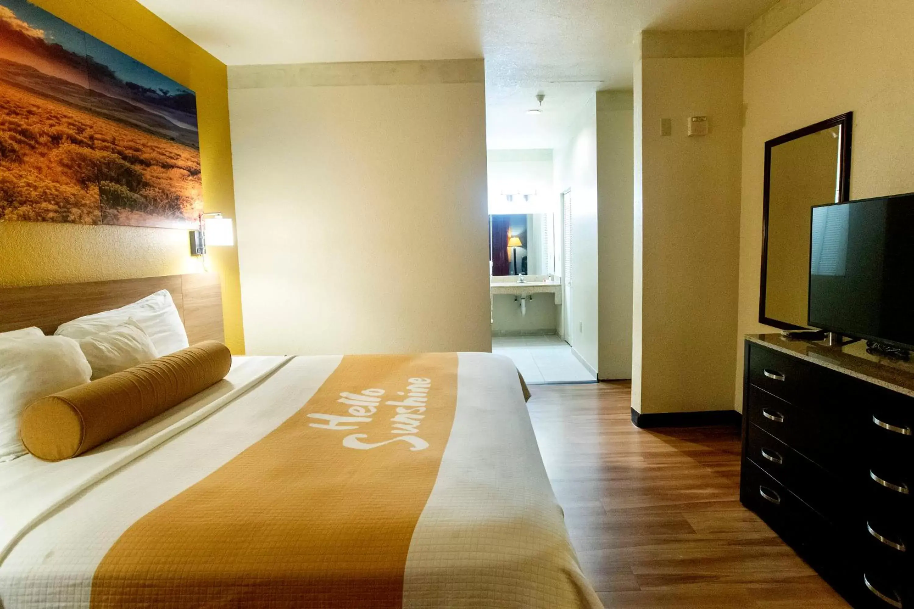 Bedroom, TV/Entertainment Center in Days Inn & Suites by Wyndham Houston North/Aldine