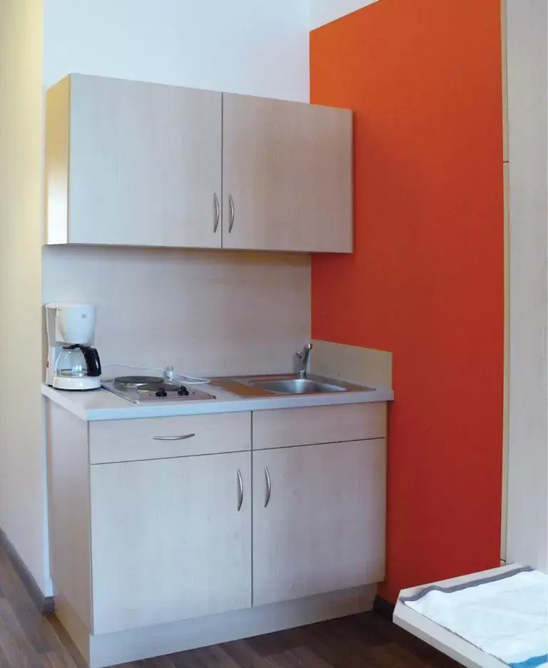 Kitchen/Kitchenette in Orange Hotel und Apartments