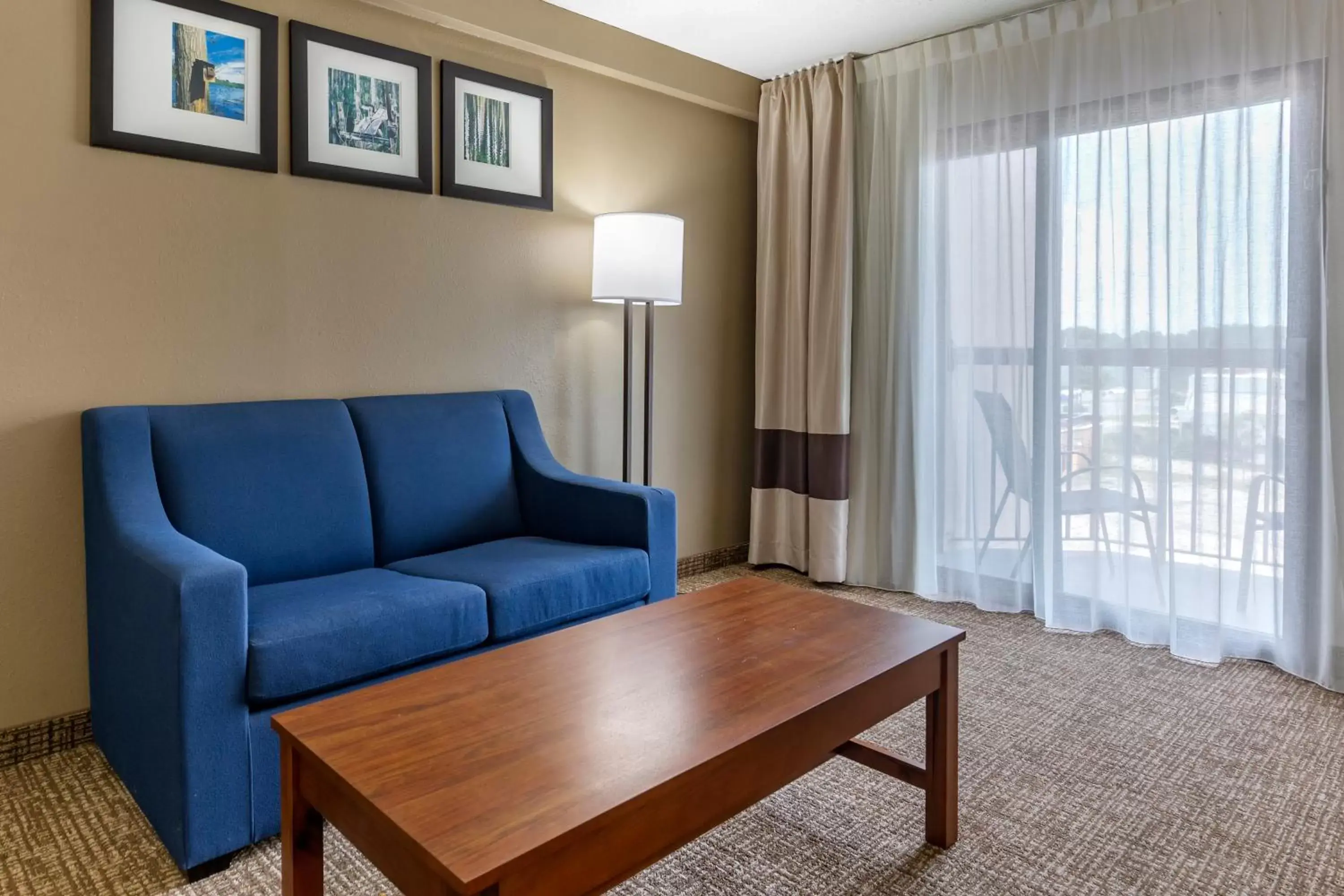 Living room, Seating Area in Comfort Inn & Suites Spring Lake - Fayetteville Near Fort Liberty
