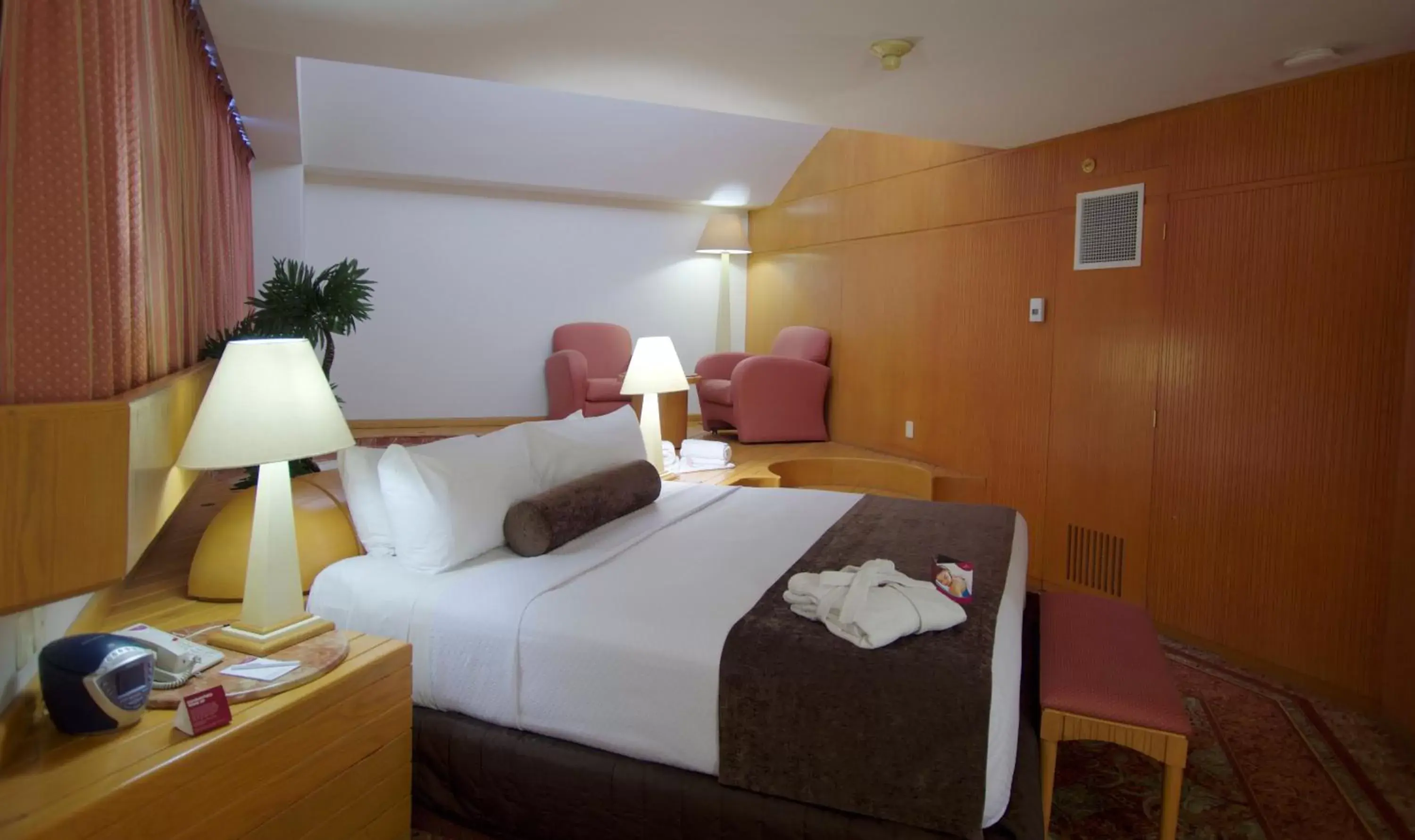 Bedroom, Bed in Crowne Plaza Hotel Mexico City North-Tlalnepantla, an IHG Hotel