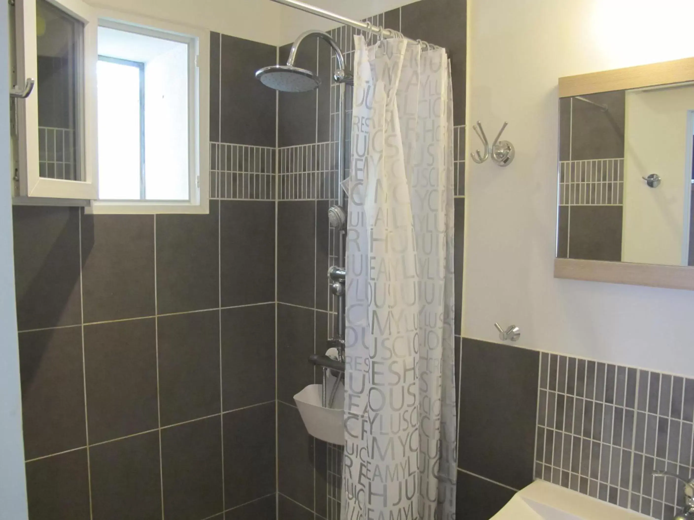 Twin Room with Shower in Lou Cardalines Twin Room with Shower in Lou Cardalines