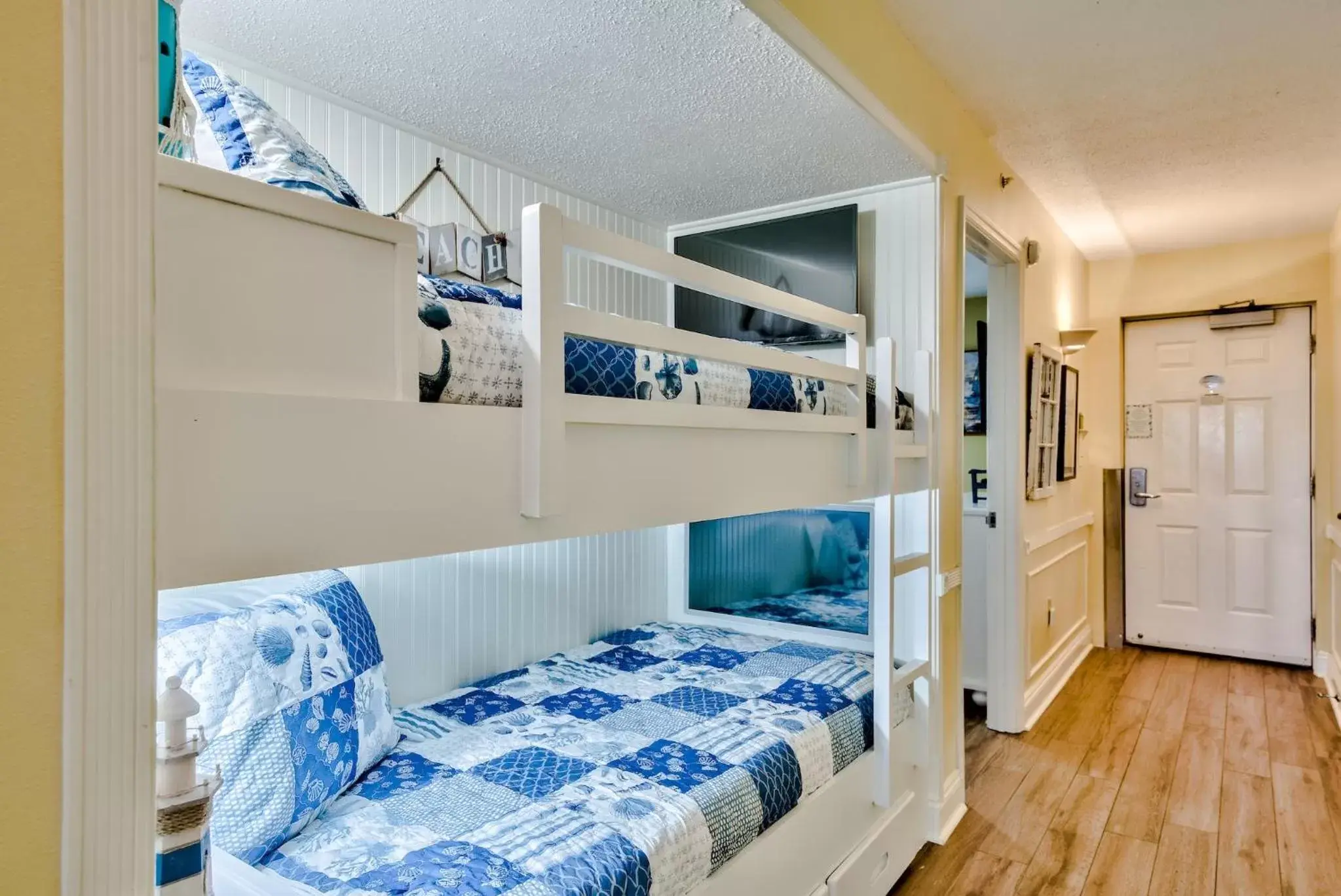 Bunk Bed in Pelican Beach Resort by Tufan