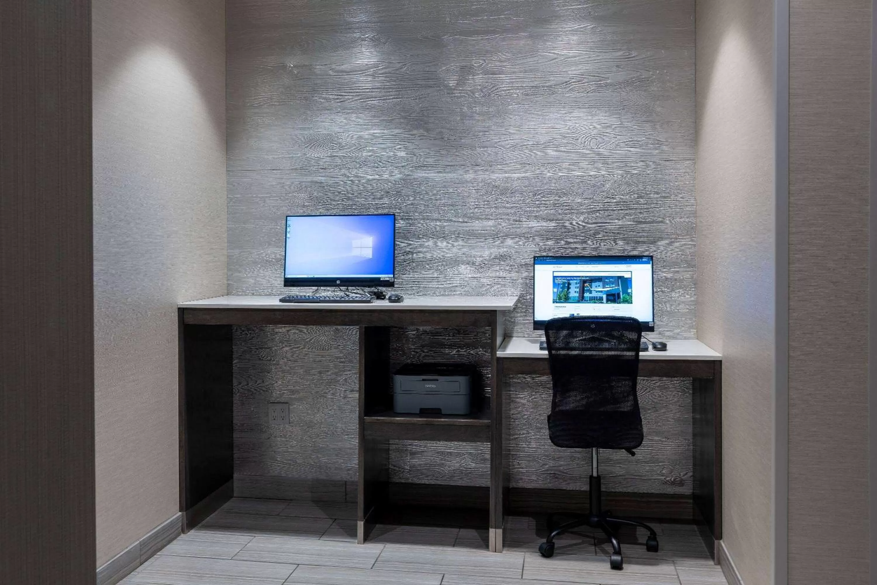 Business facilities in La Quinta Inn & Suites by Wyndham Holbrook Petrified Forest