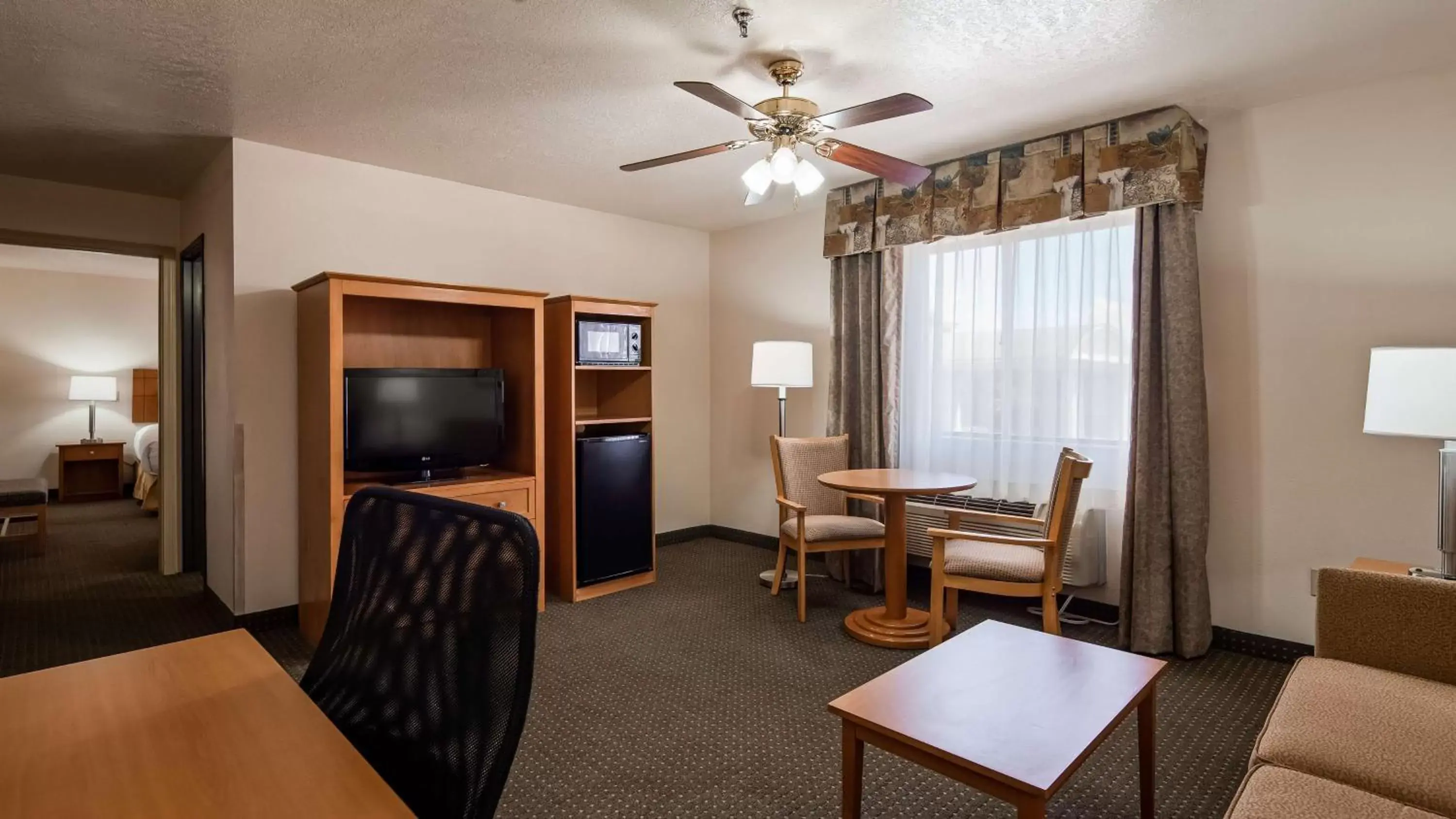 Bedroom, TV/Entertainment Center in Best Western Socorro Hotel & Suites