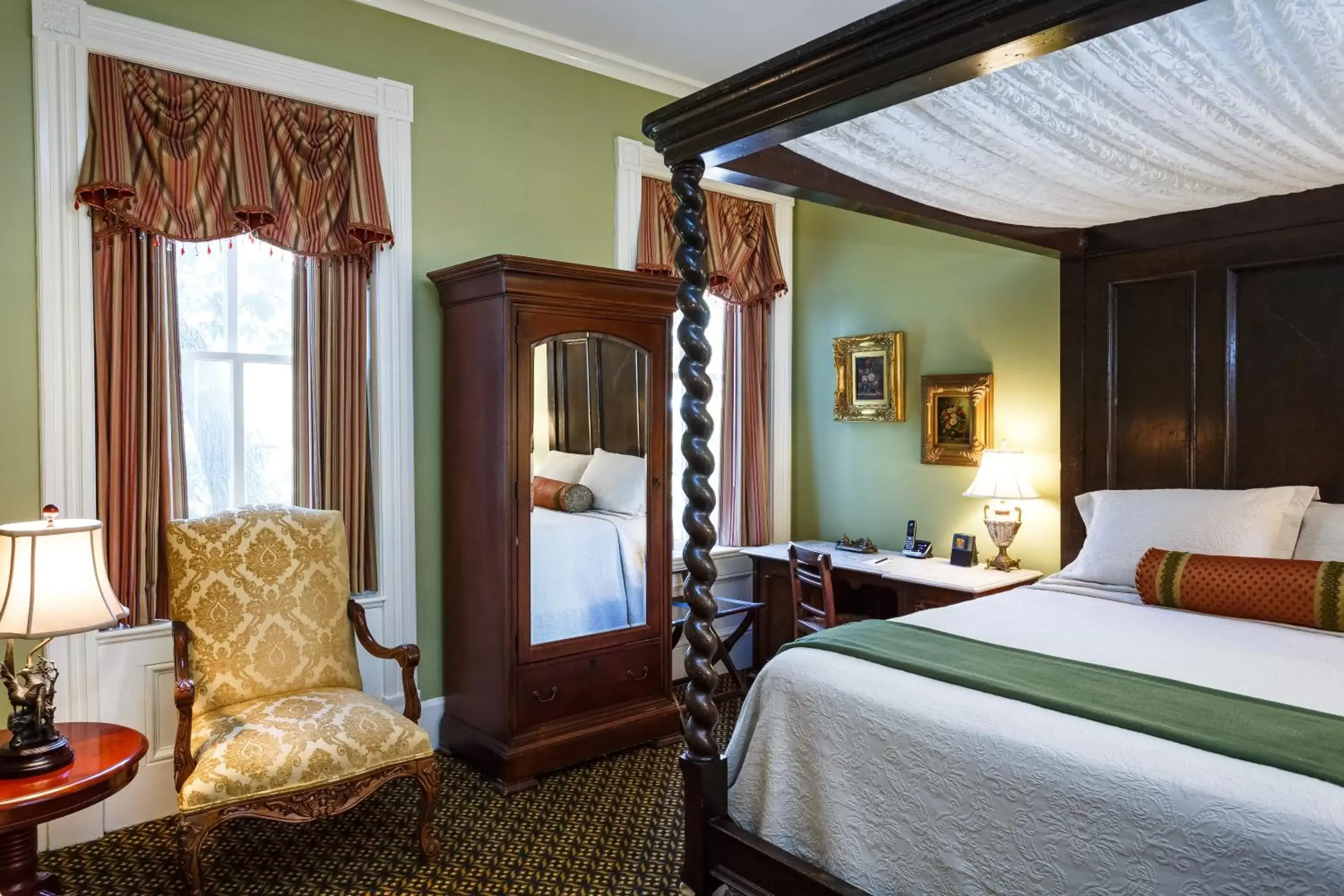 Photo of the whole room, Bed in Eliza Thompson House, Historic Inns of Savannah Collection
