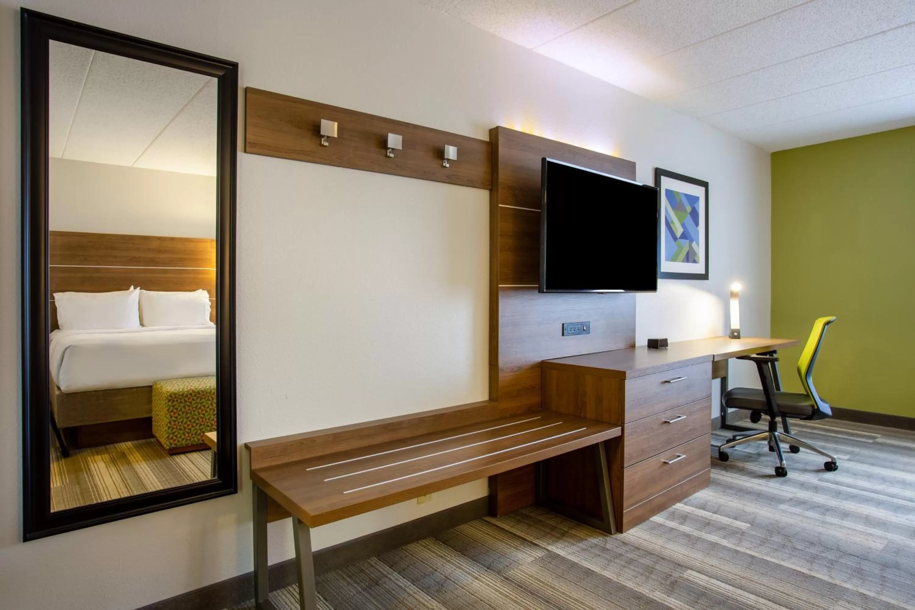 Photo of the whole room, Bed in Holiday Inn Express Hotel & Suites Fort Wayne by IHG