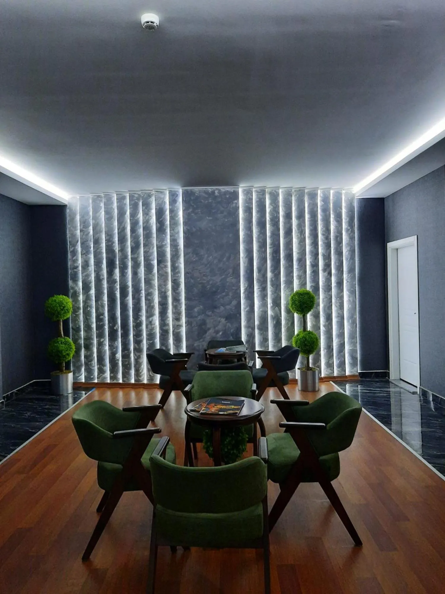 Living room in Skylon Airport Hotel